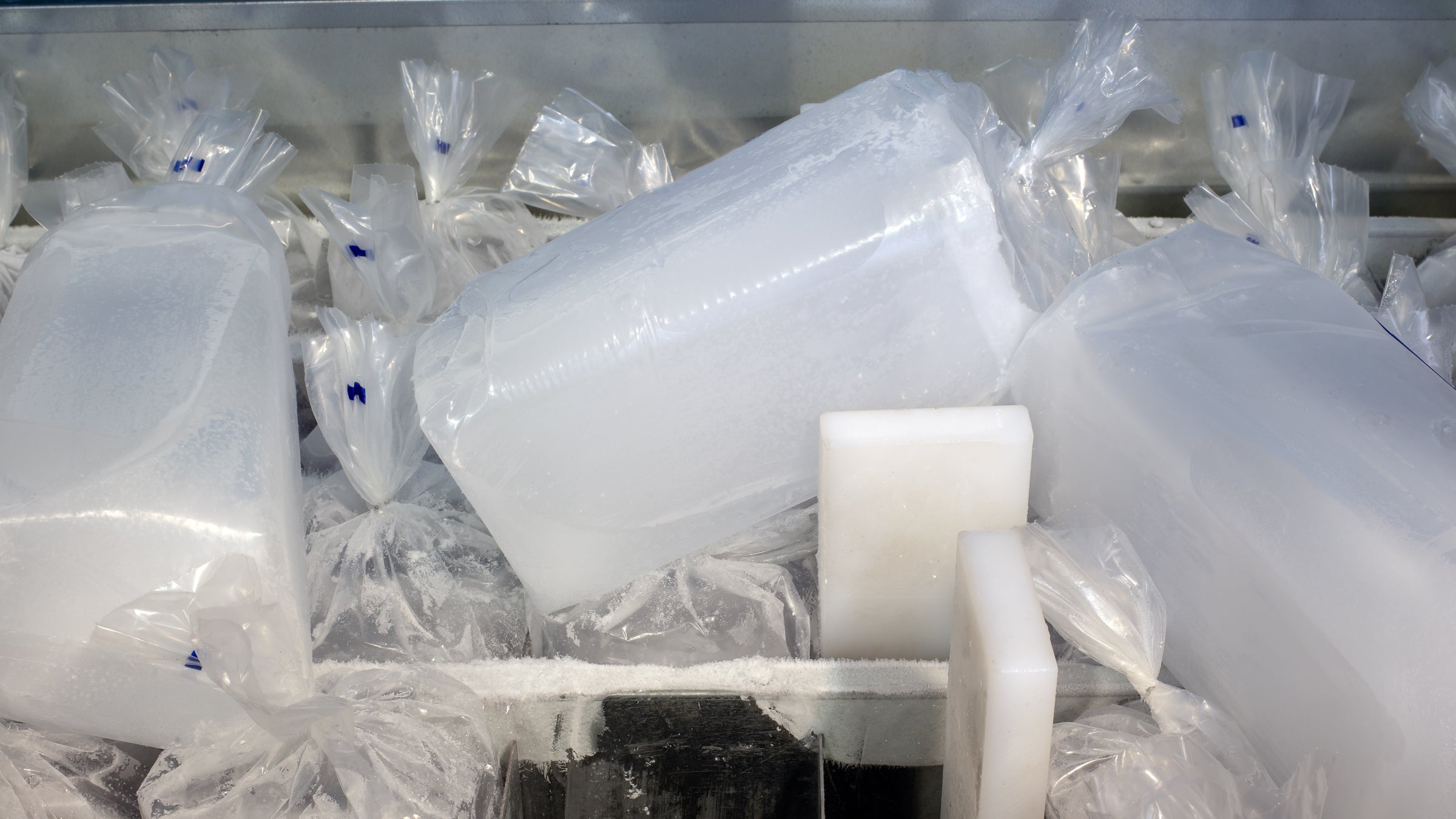 Bloques de hielo en bolsas de plástico