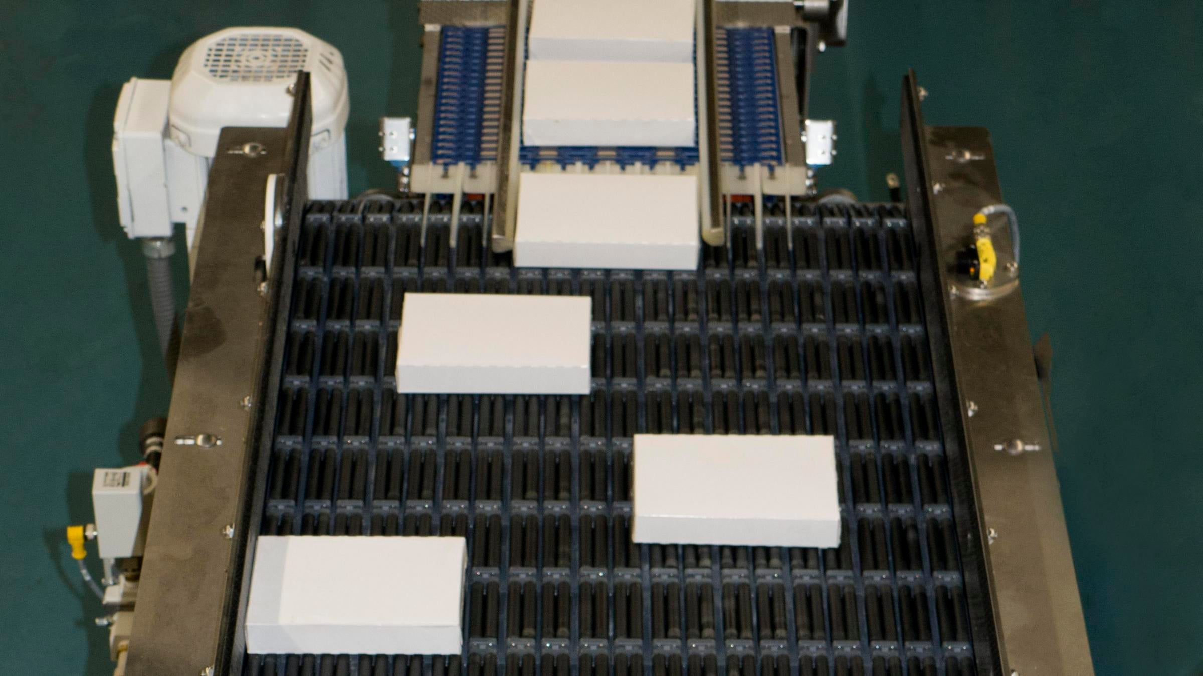 Caixas brancas de doces no divisor ARB