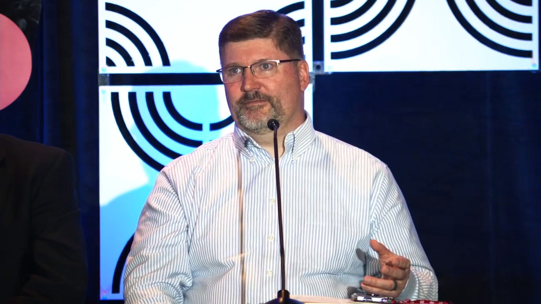 L'intervenant David Patty parle