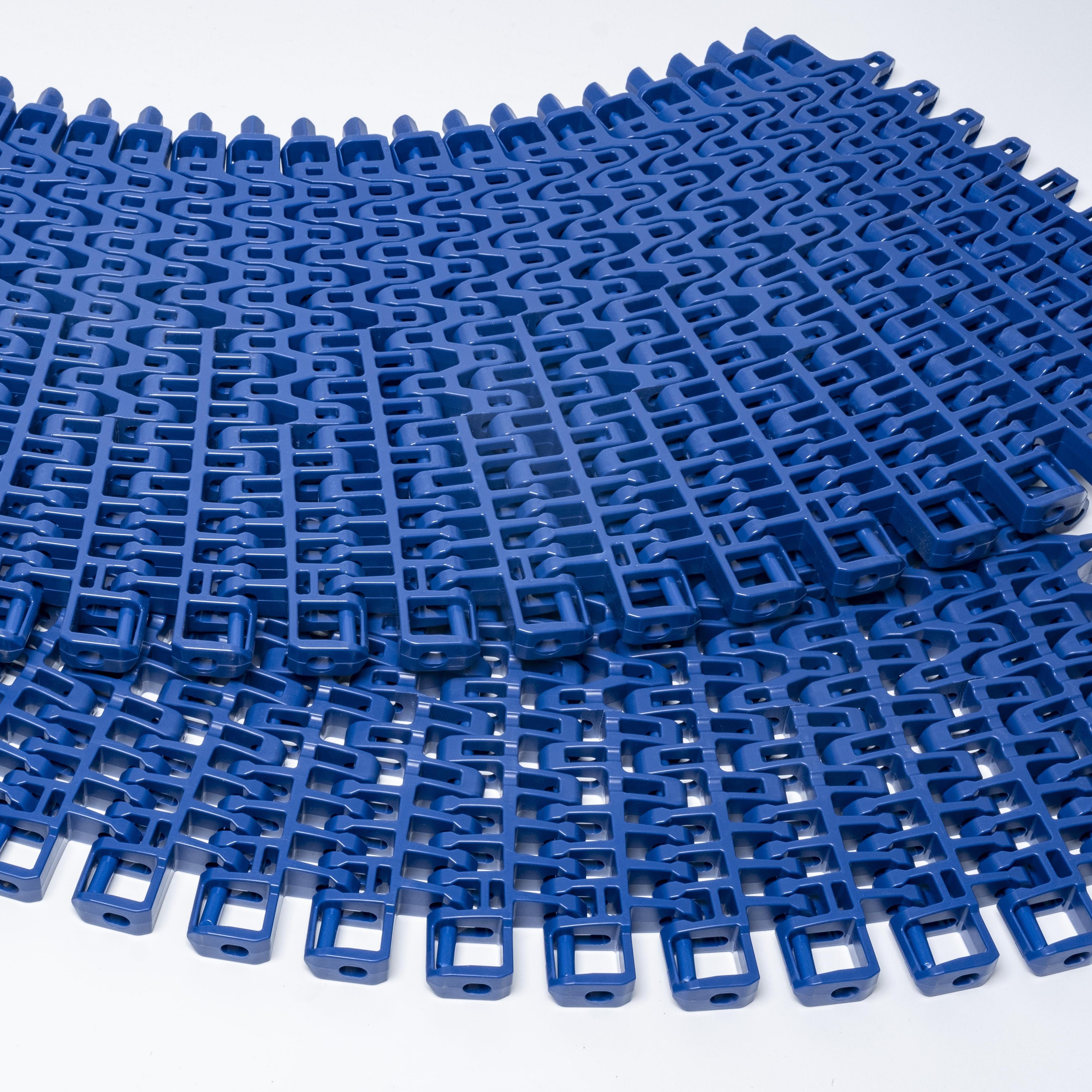 Dwie taśmy przenośnikowe z serii 2900 Curved Top, ułożone jedna na drugiej