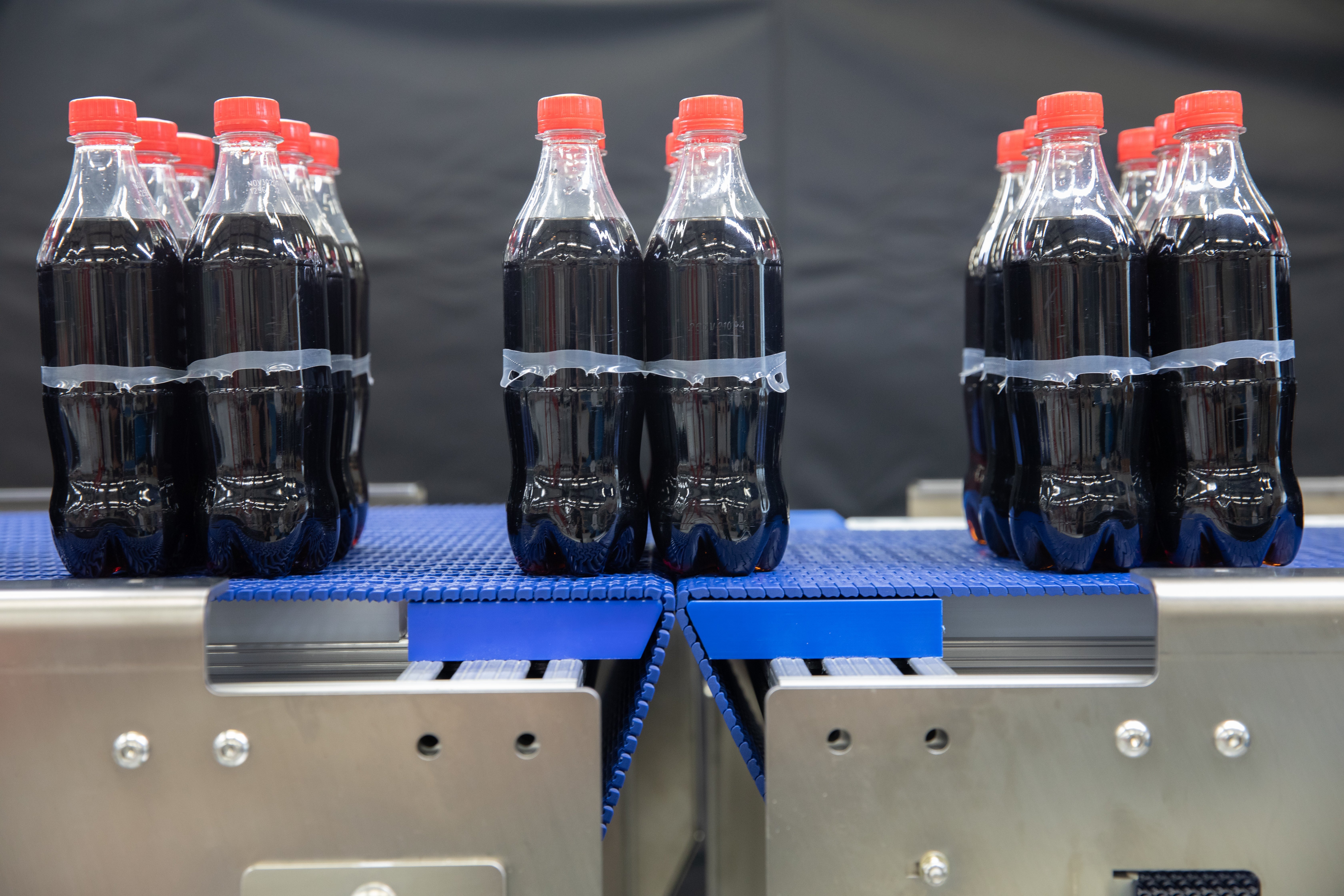 六联膜包 PET 瓶装可乐在 560 系列紧凑过渡传送带上