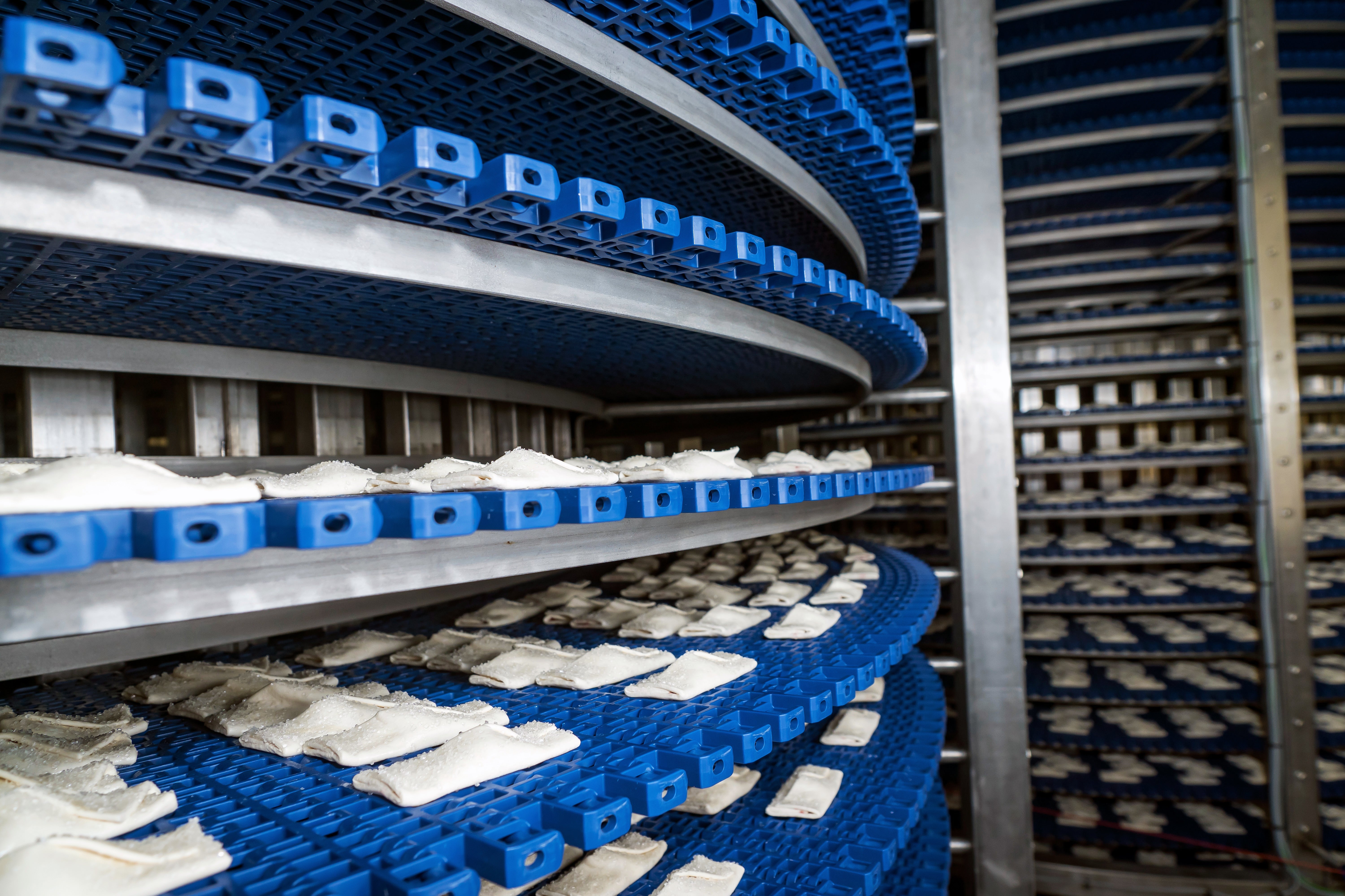 DirectDrive 直接驱动螺旋传送带正用于输送烤面包