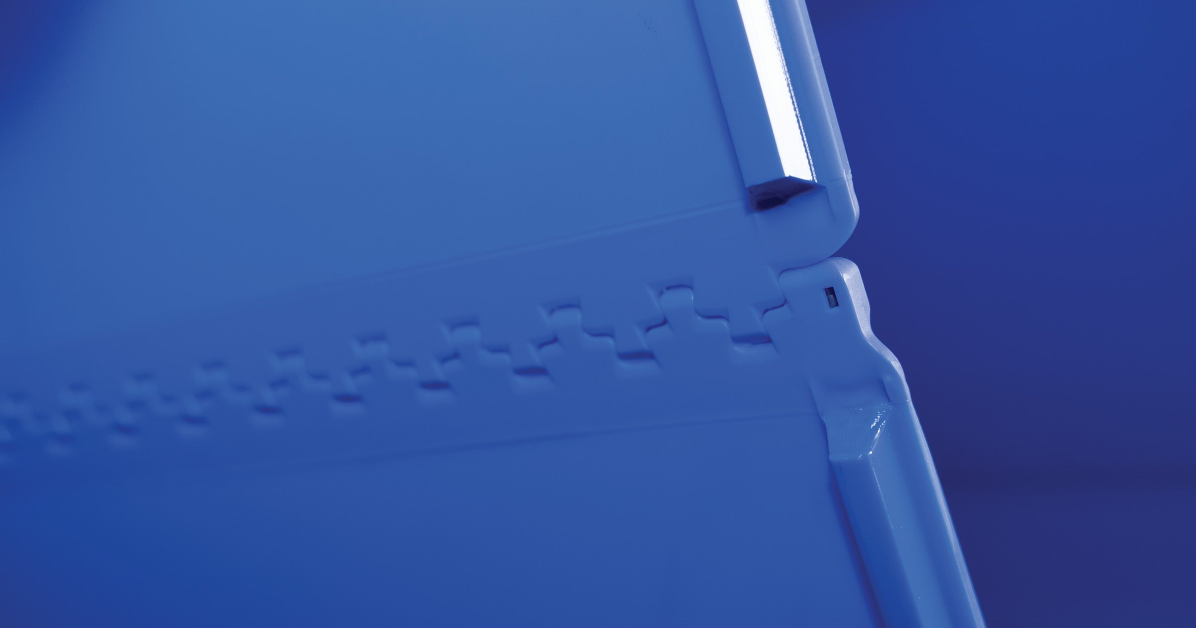 Close-up of ThermoConnect™ HDE belt edge with interlocking ZeroSplice™ connection design.