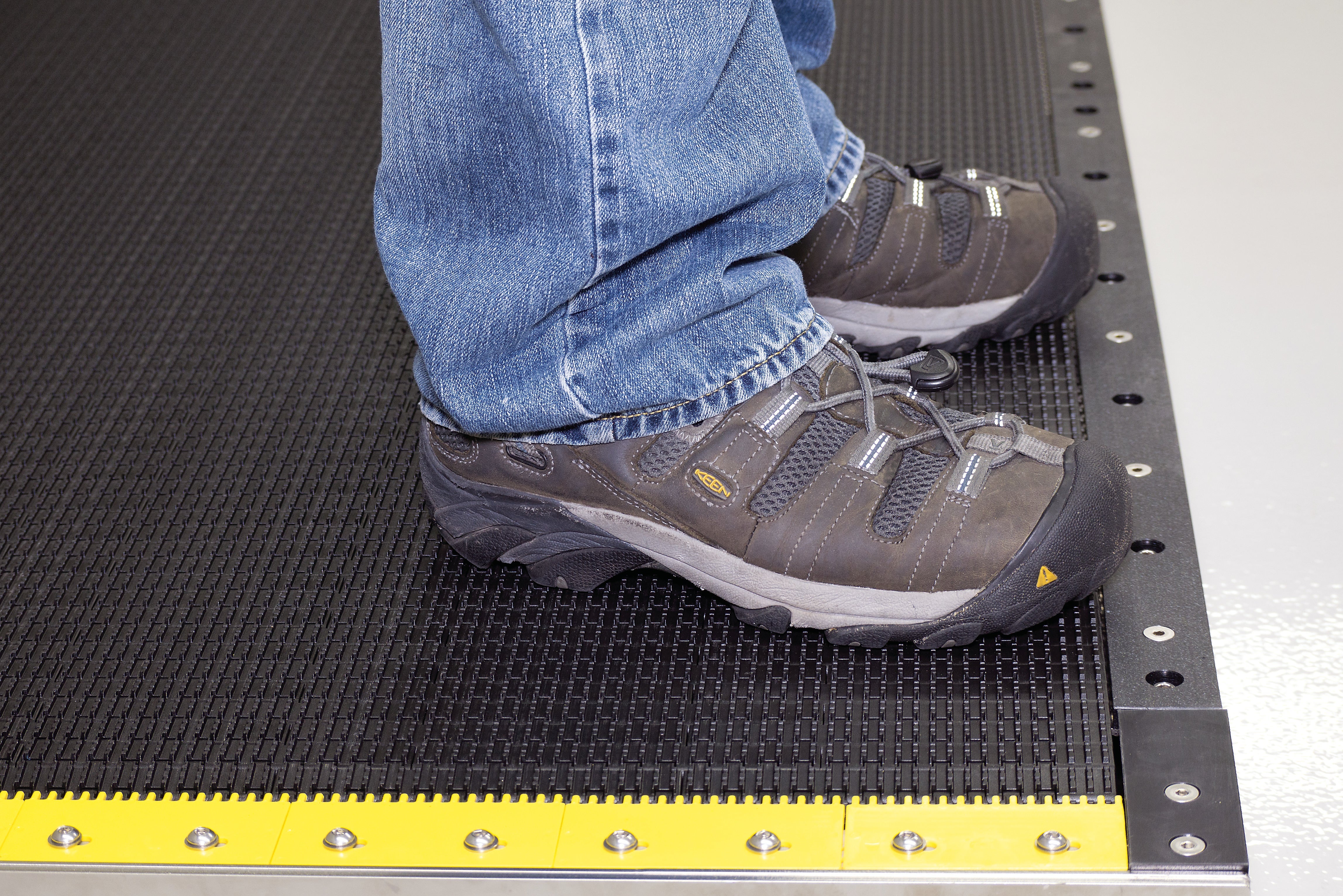 Sapatos de funcionário na esteira PeopleVeyor