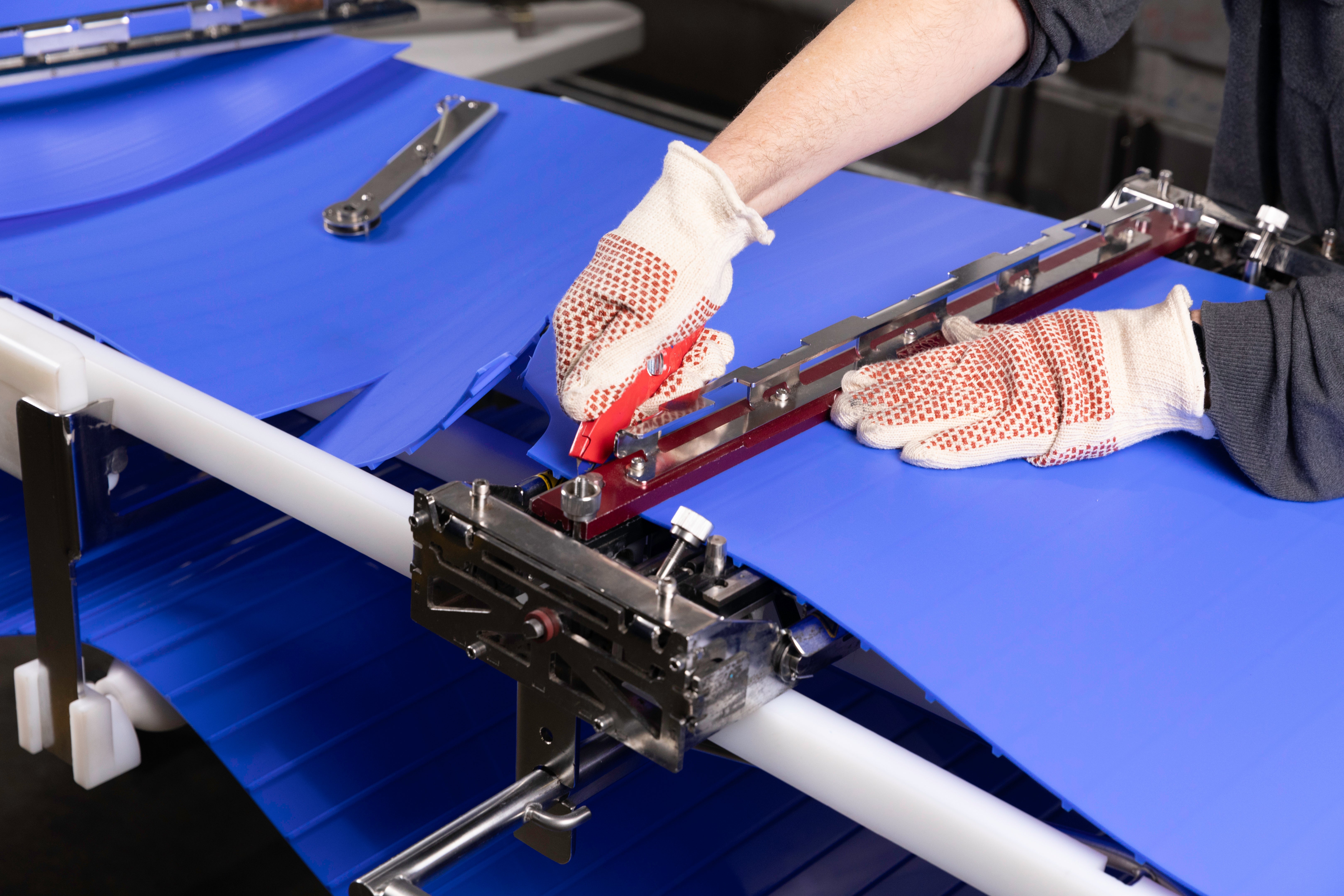 An operator wearing gloves utilizing the ThermoDrive Splicing System.