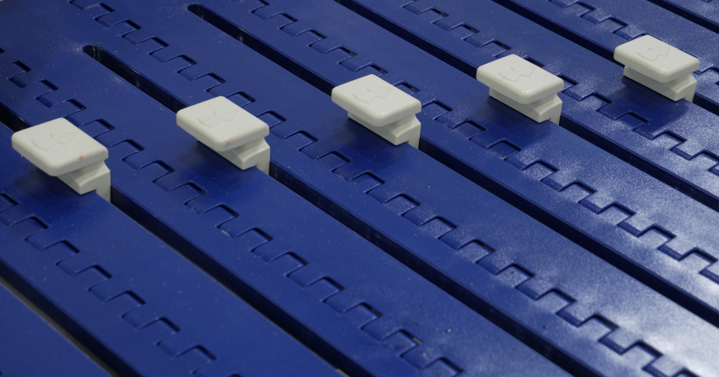 Oberfläche des AIM-Bandes mit Stiften