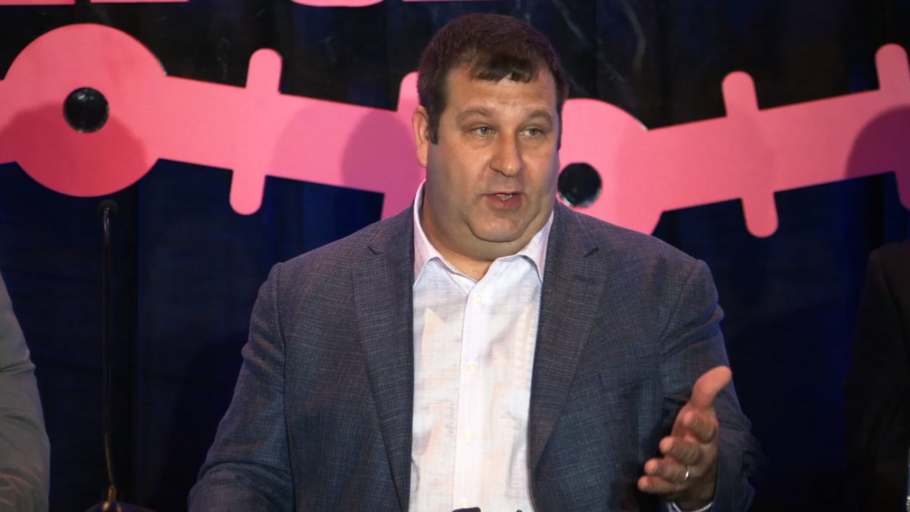 Le conférencier Rich Grasser parle de la réduction des coûts des tapis