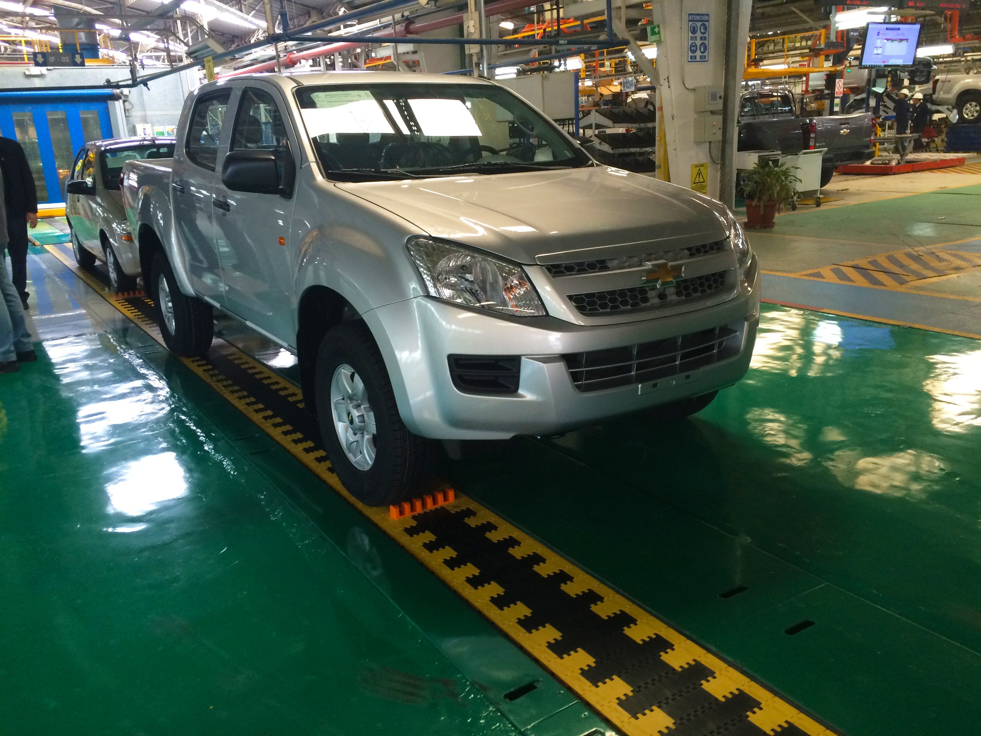 Caminhão prata na esteira VehicleVeyor