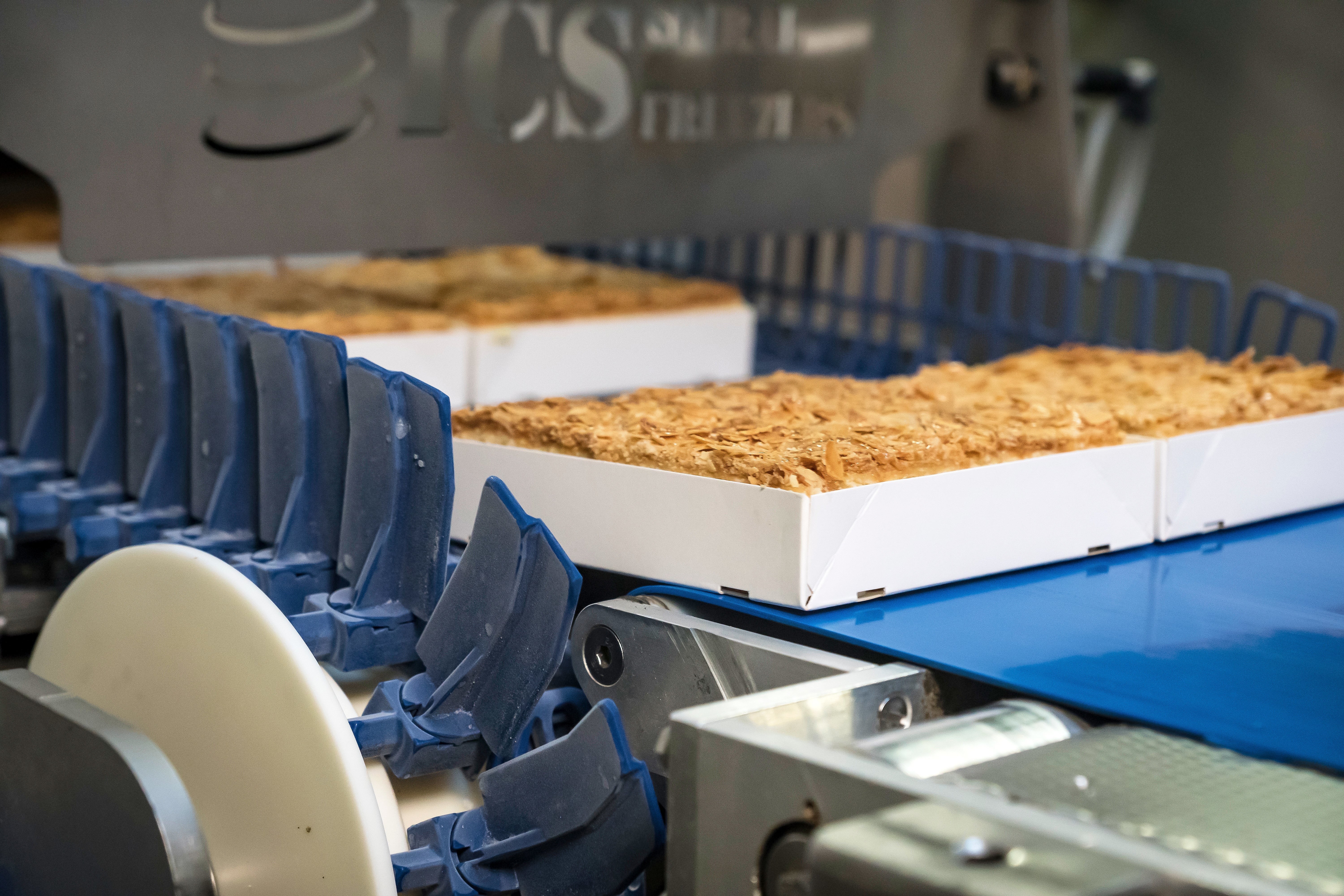 DirectDrive 直接驱动堆积式螺旋输送传送带上未包装的咖啡蛋糕