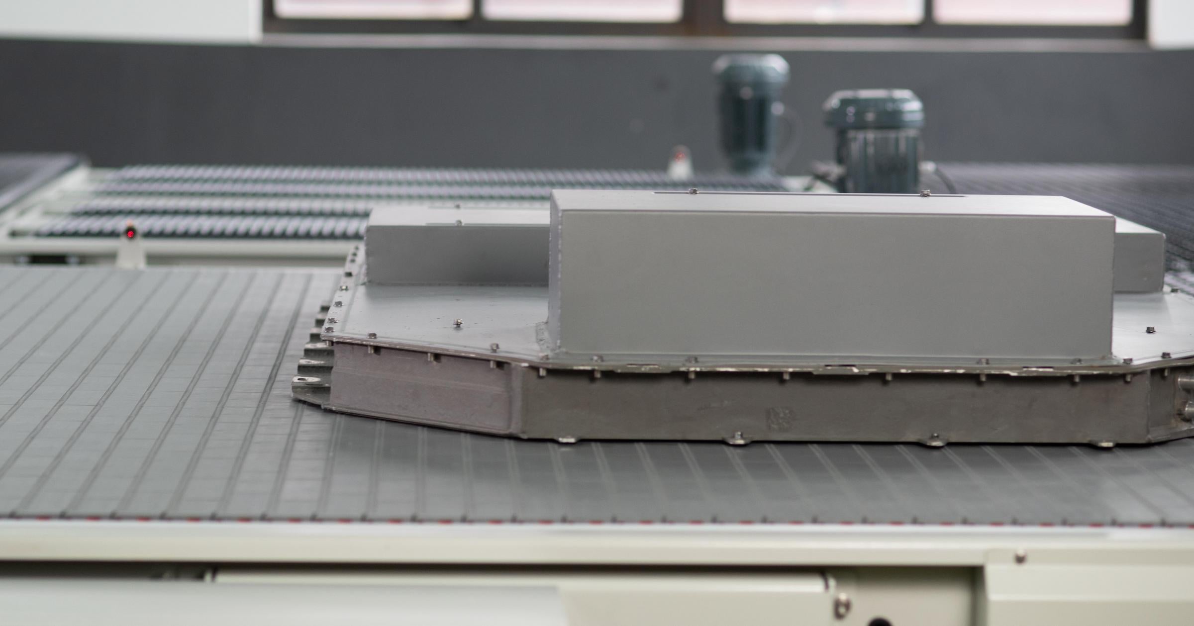 Batería de vehículo eléctrico sobre banda transportadora Flat Top