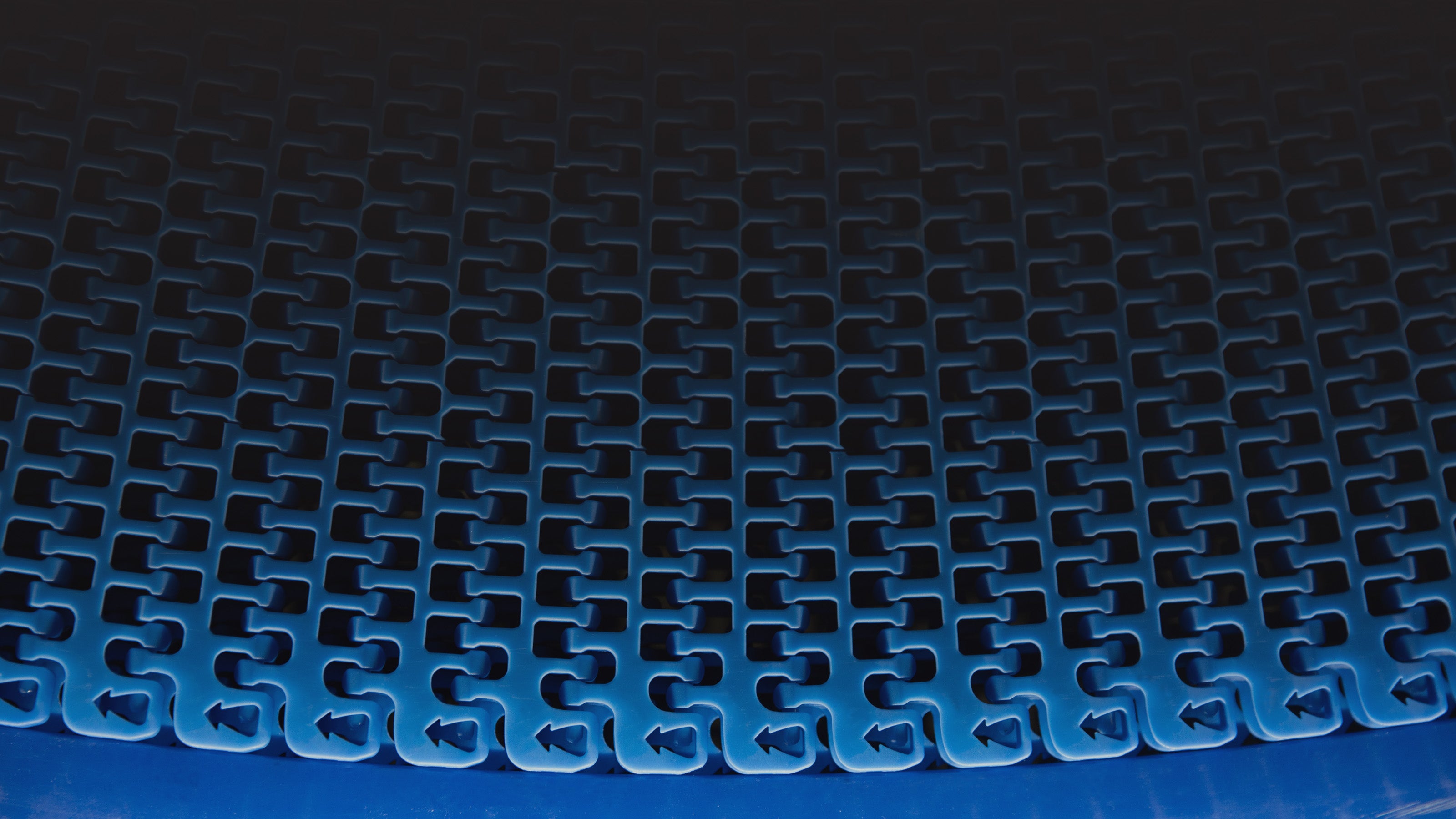 Sereis 2400 Heavy Duty Edge (HDE) conveyor belt with belt edge arrows