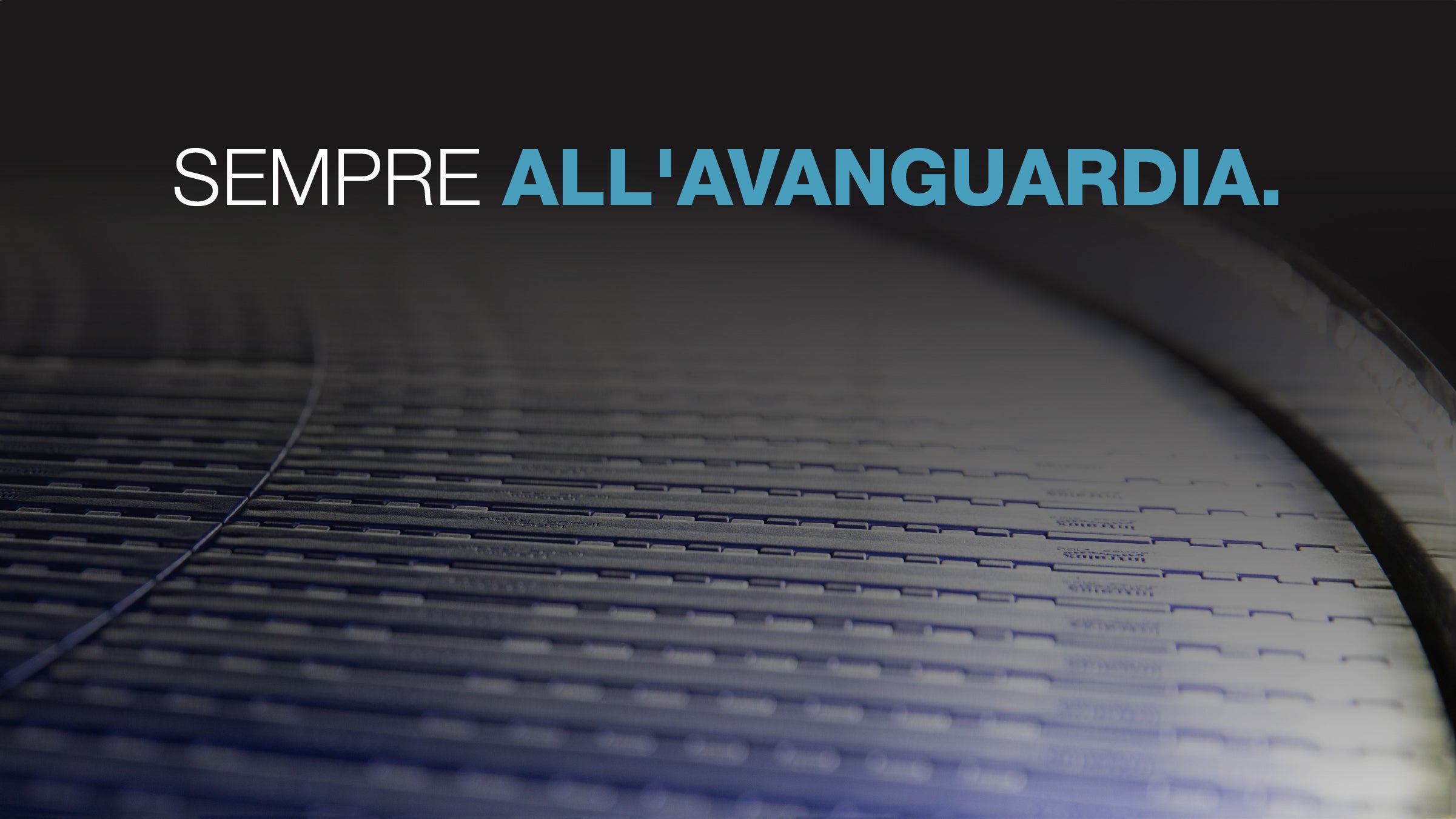 Immagine di copertina del video con nastro curvilineo blu, testo: "Sempre all’avanguardia"