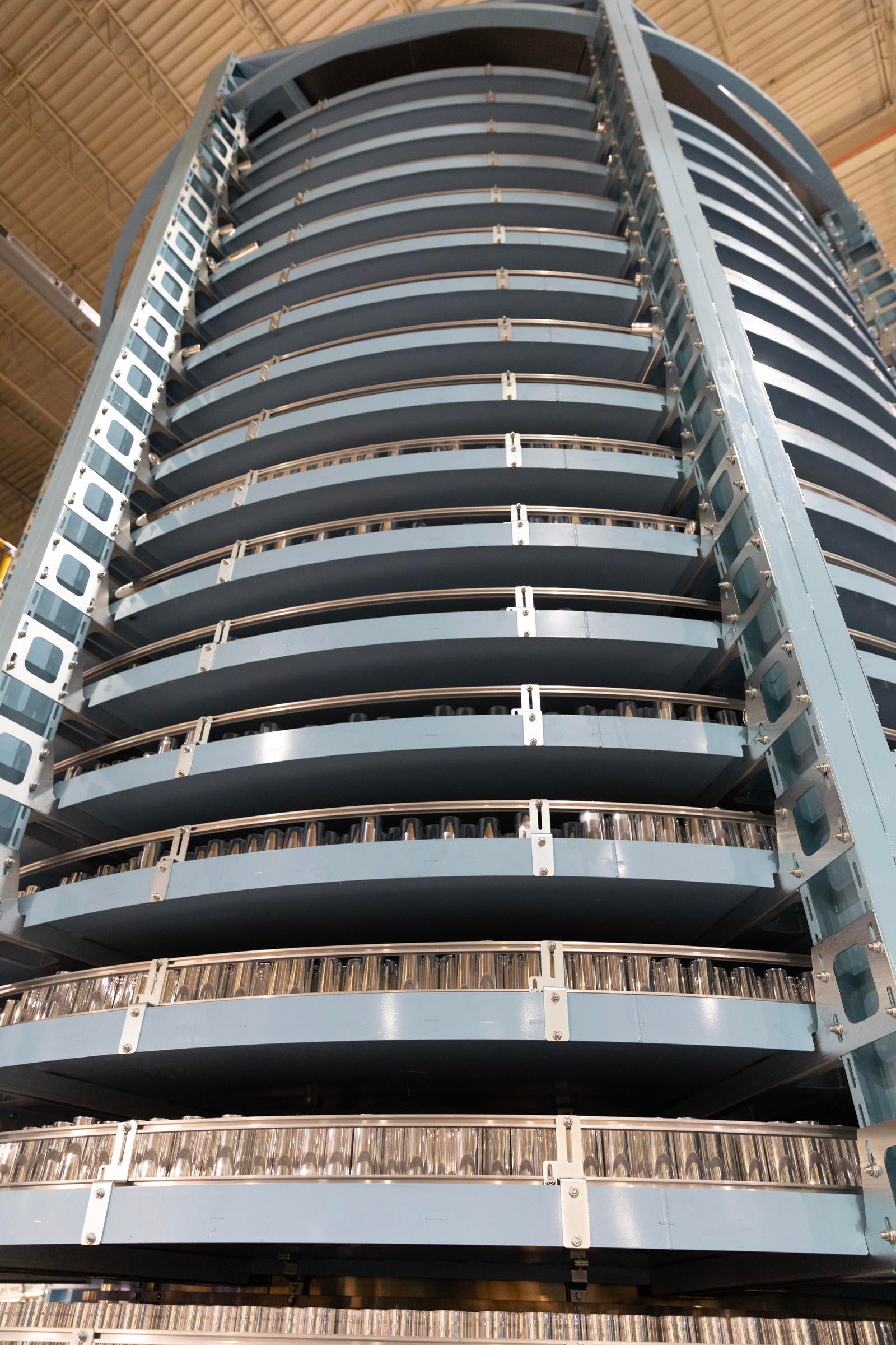 Convoyeur d'accumulation en spirale avec cannettes de boisson en métal non étiquetées