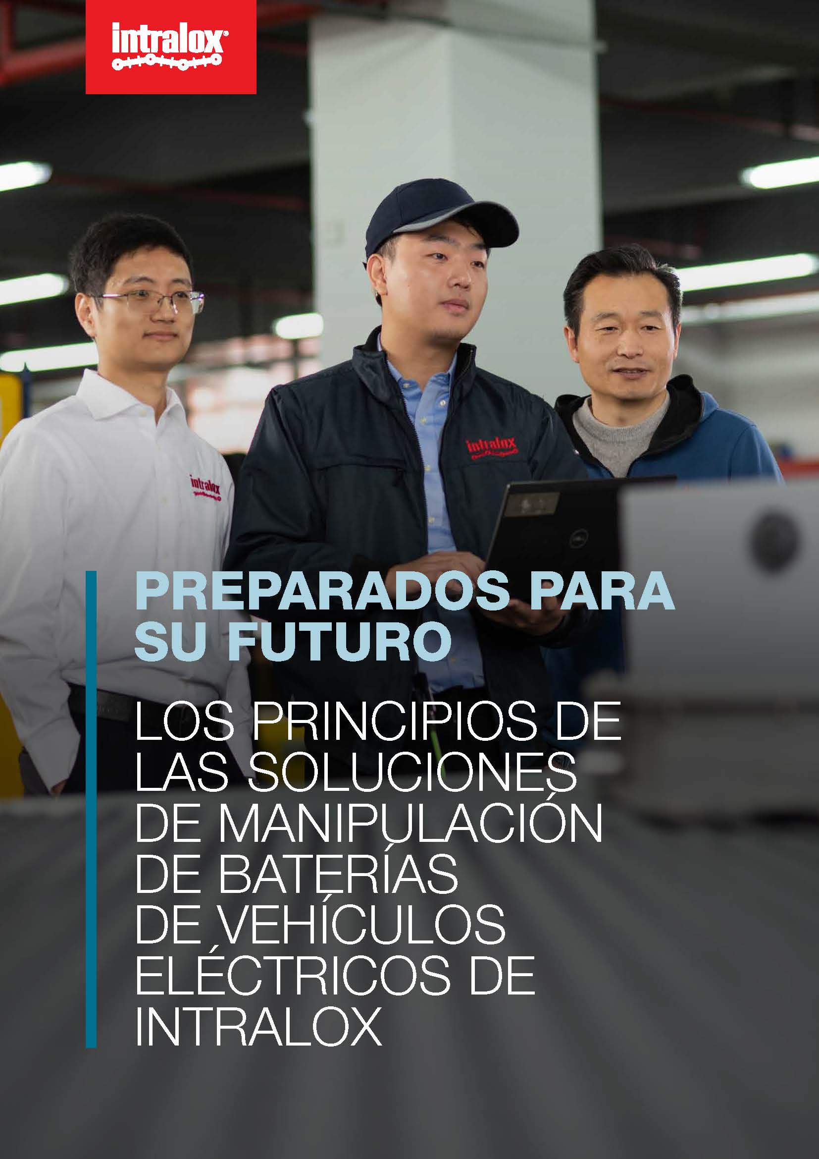 Portada de libro electrónico con tres hombres observando una batería de vehículo eléctrico en un transportador, con el texto: Preparación para su futuro: Los principios de las soluciones de manipulación de baterías de vehículos eléctricos de Intralox