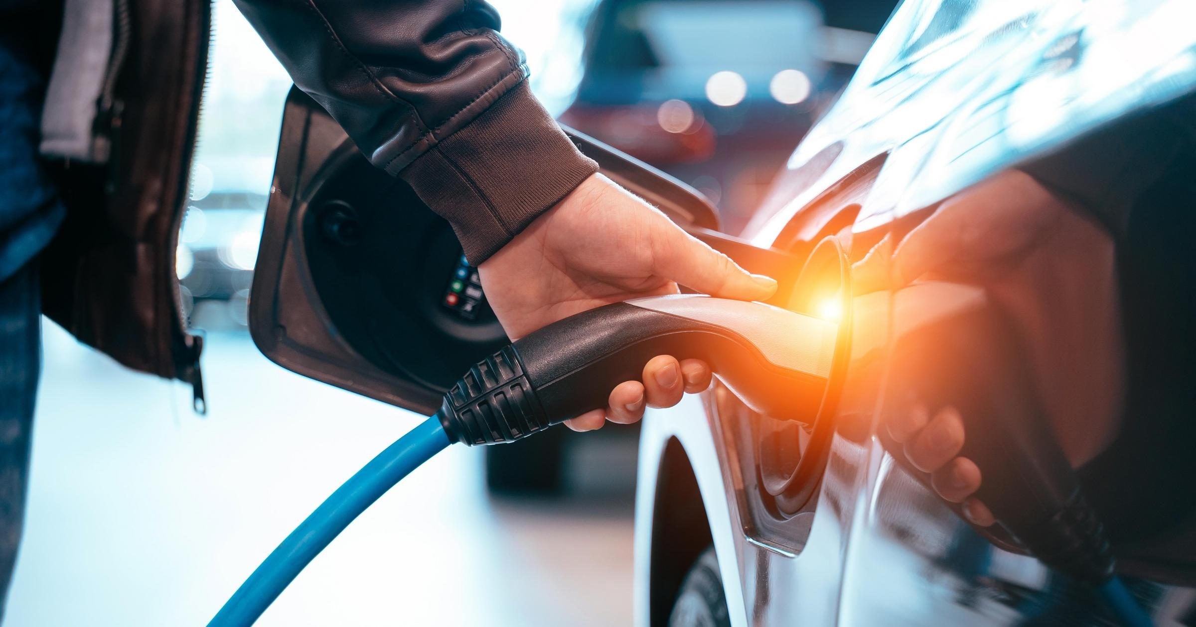 Conecte manualmente o cabo de alimentação de VE no veículo elétrico