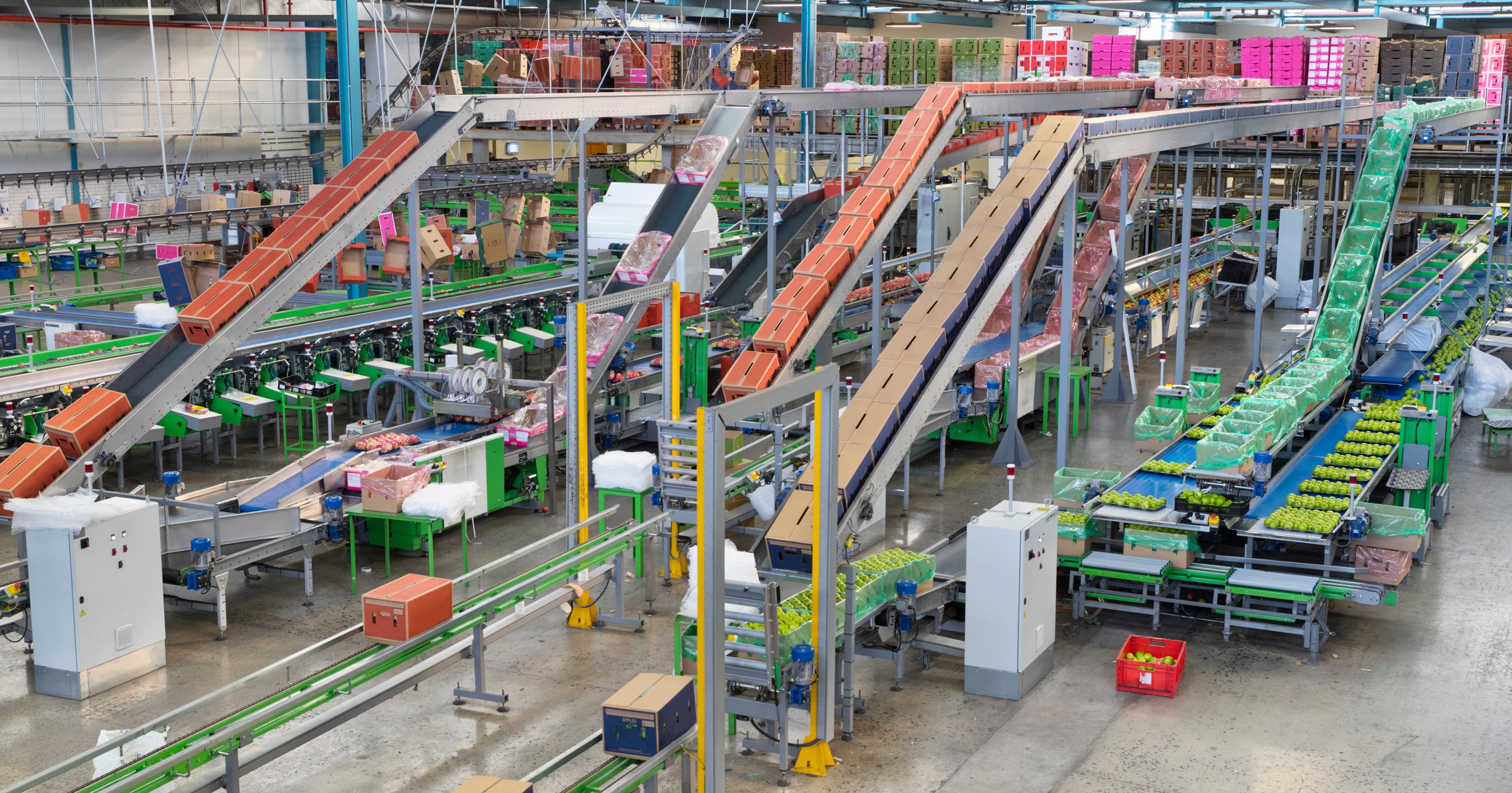 Vários transportadores de embalagens inclinados