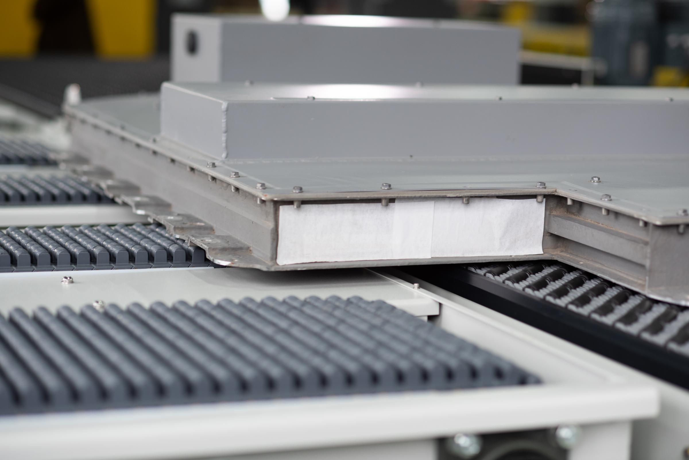 DARB 4500とS1400ローラートップベルト間でEVバッテリーを乗り継ぎ