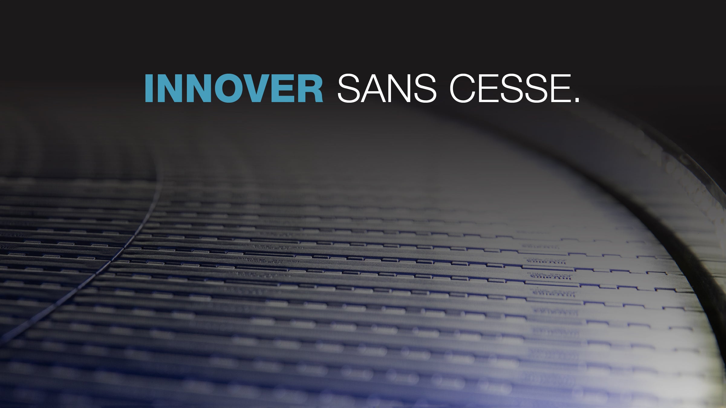 Texte de l'image de couverture de la vidéo sur le tapis Radius bleu : « Innover Sans Cesse »