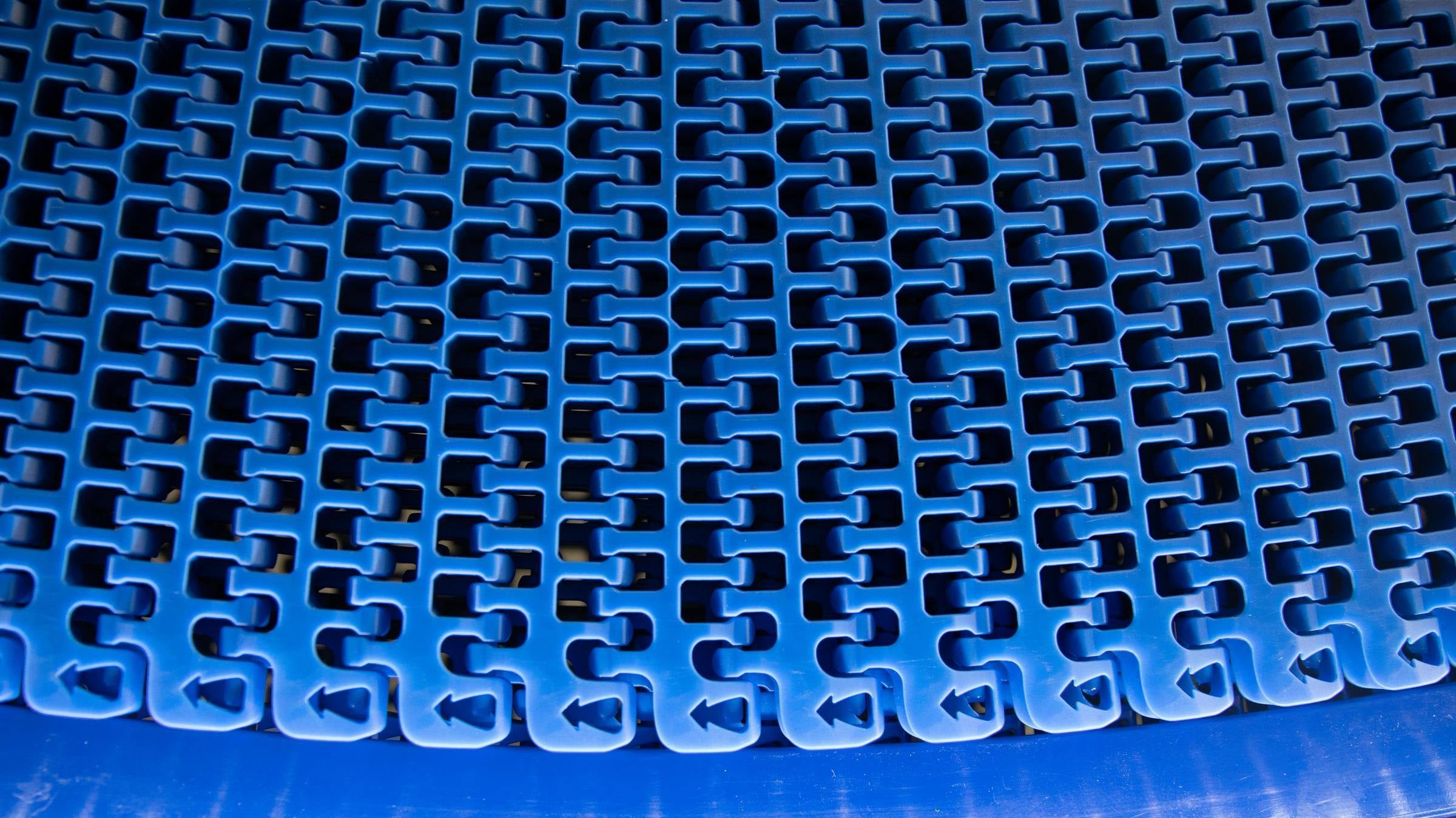 Intralox Radius Flush Grid-Band der Serie 2400 mit Heavy-Duty Edge (HDE)