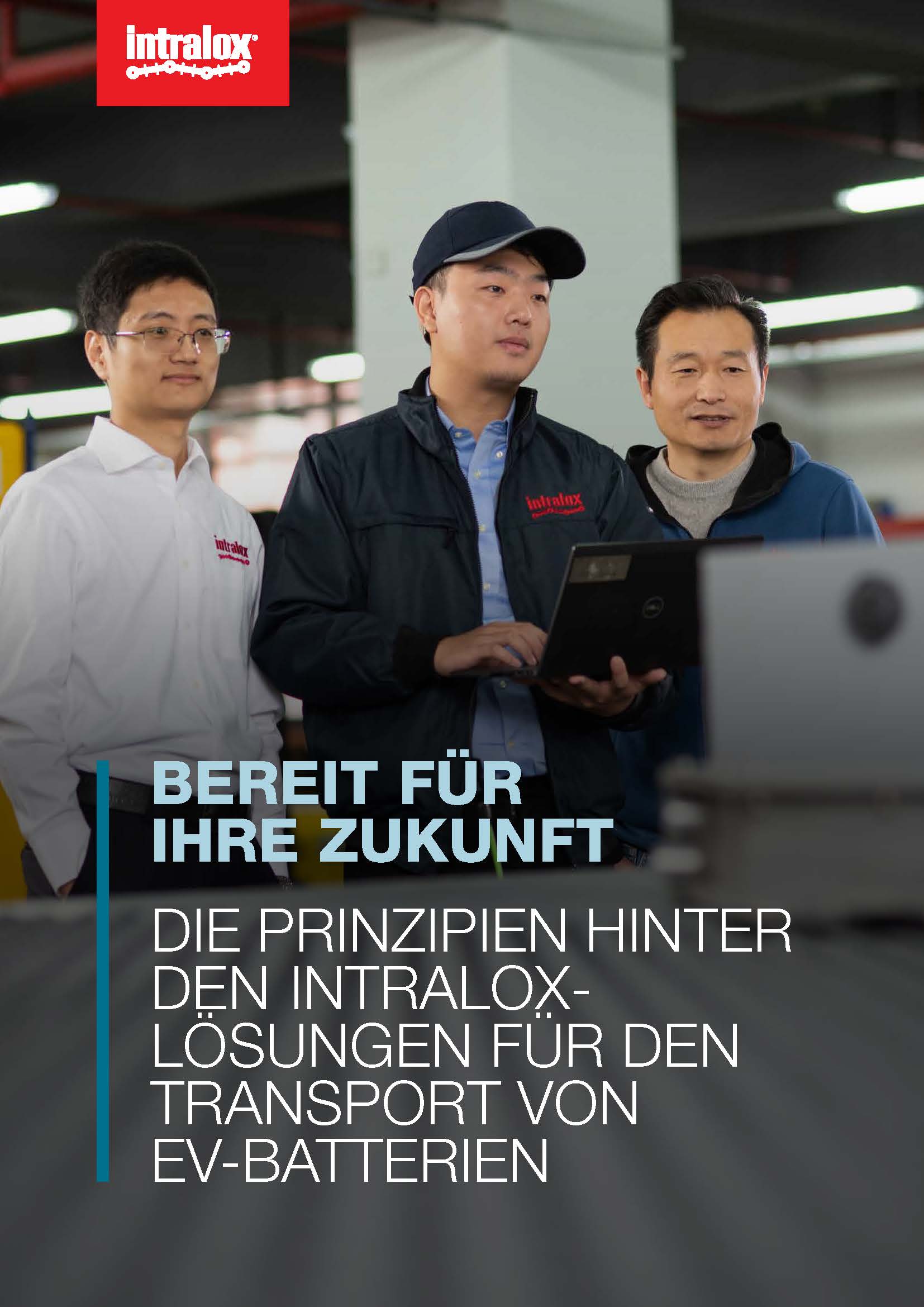 E-Book-Cover mit drei Männern, die auf eine EV-Batterie auf einem Förderer schauen, Text: Bereit für Ihre Zukunft: Die Prinzipien hinter den Intralox-Lösungen für den Transport von EV-Batterien