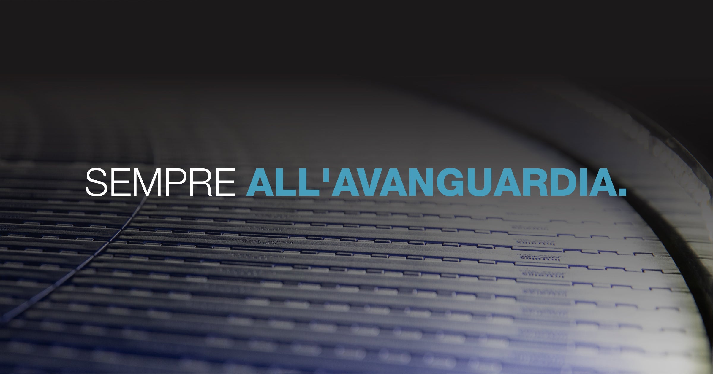 Nastro curvilineo blu, testo: "Sempre all’avanguardia"