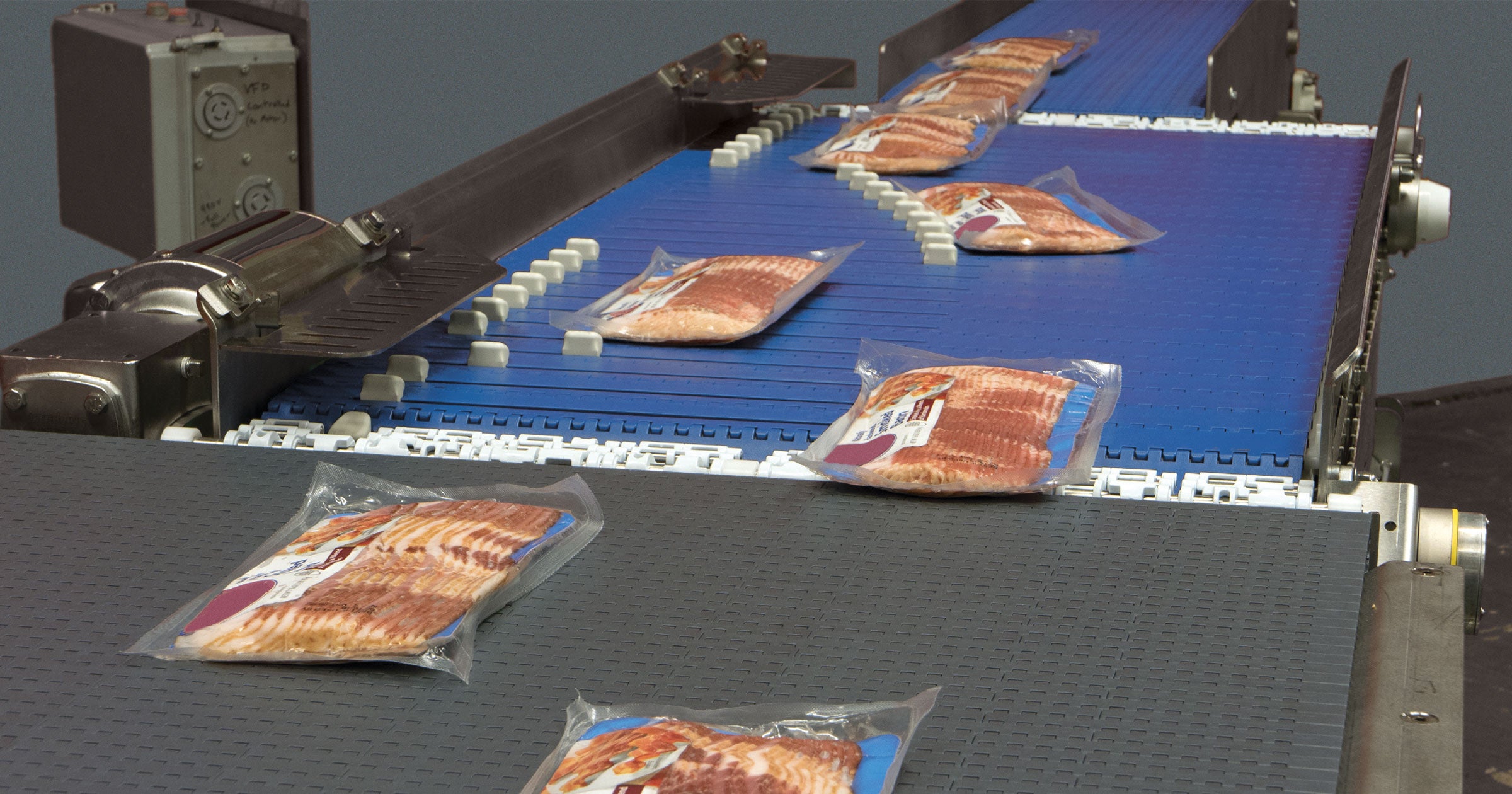 Embalagens seladas de bacon no divisor AIM