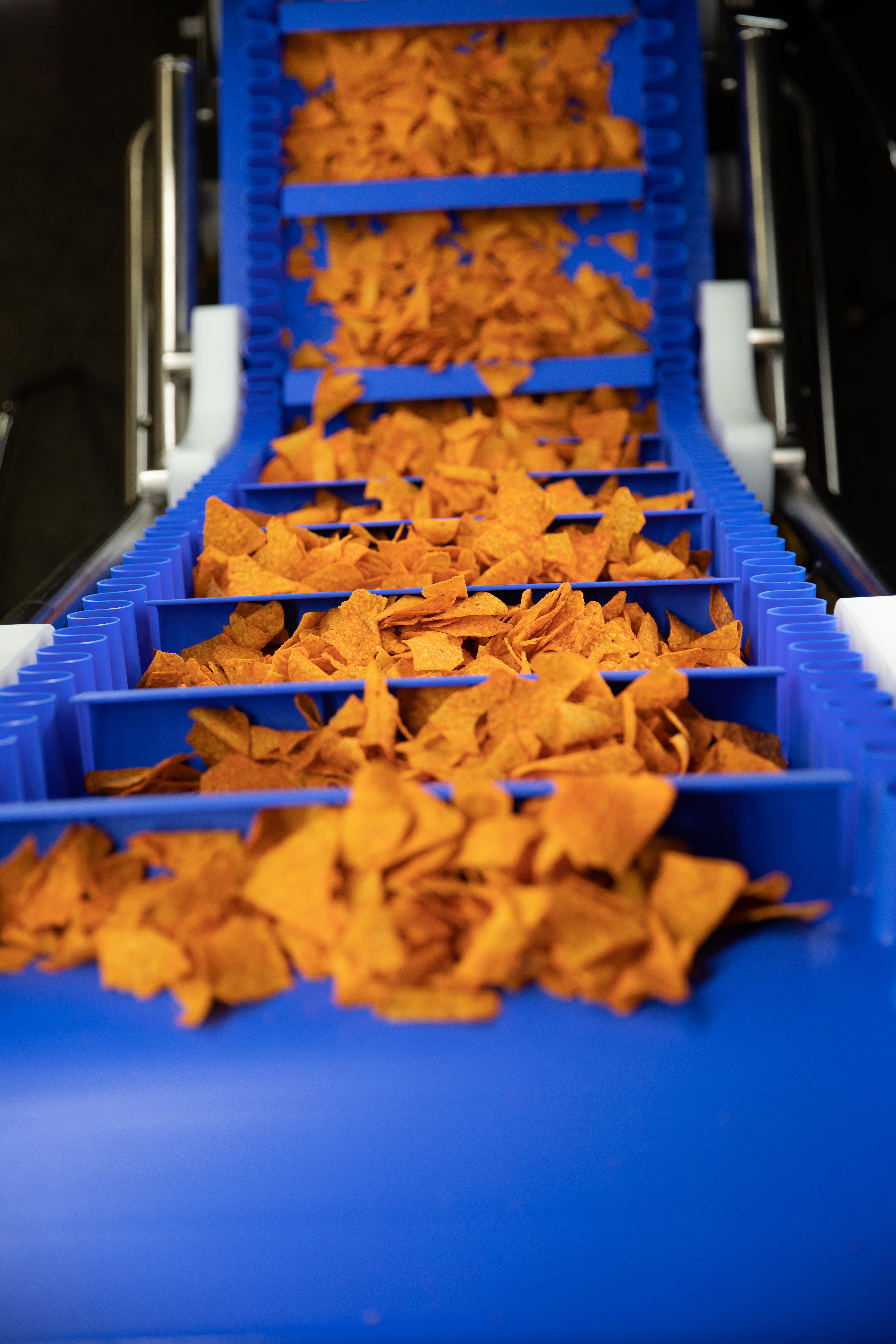 Nachosy Doritos na taśmie przenośnika wznoszącego ThermoDrive A23