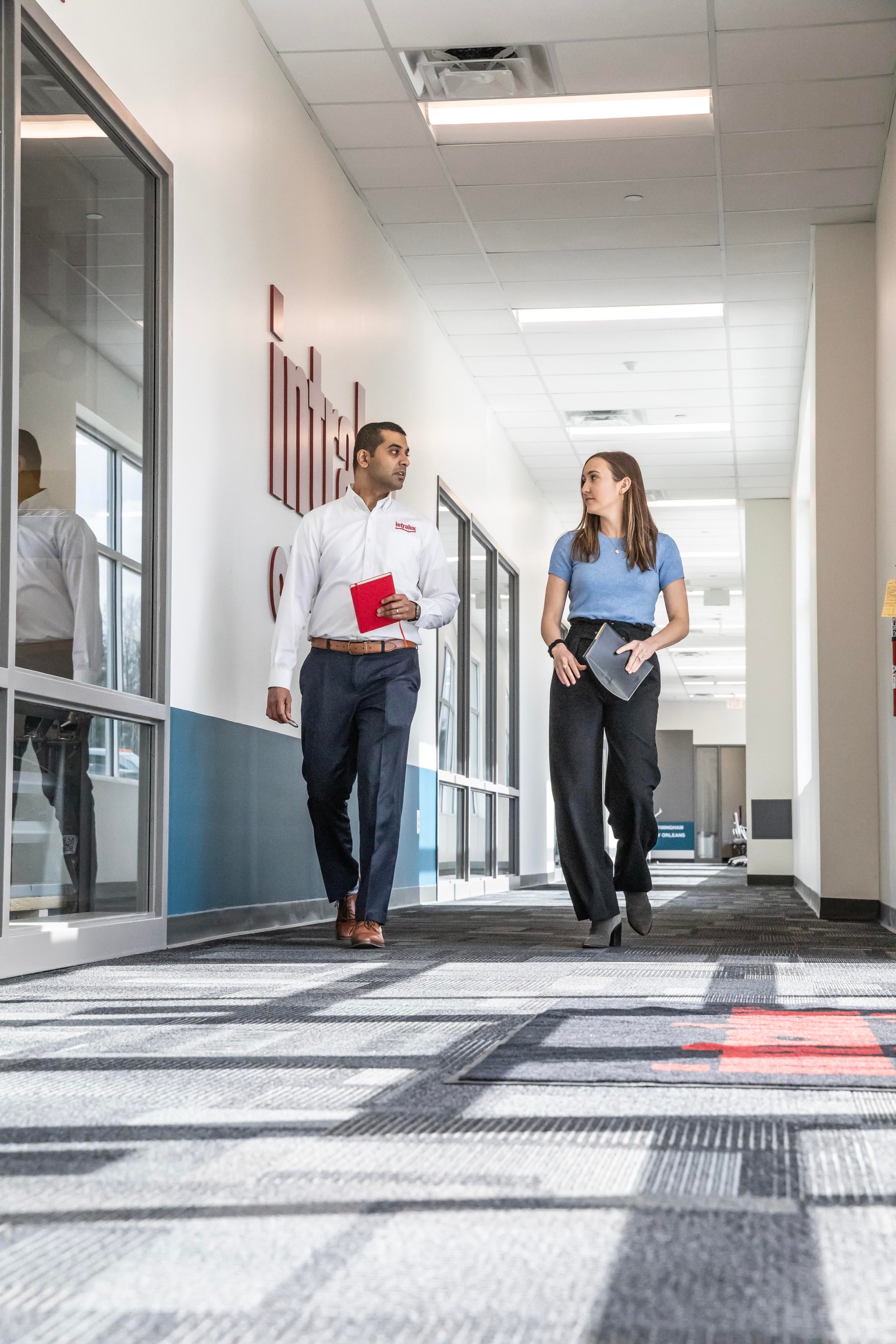 走廊中的一名男士和女士