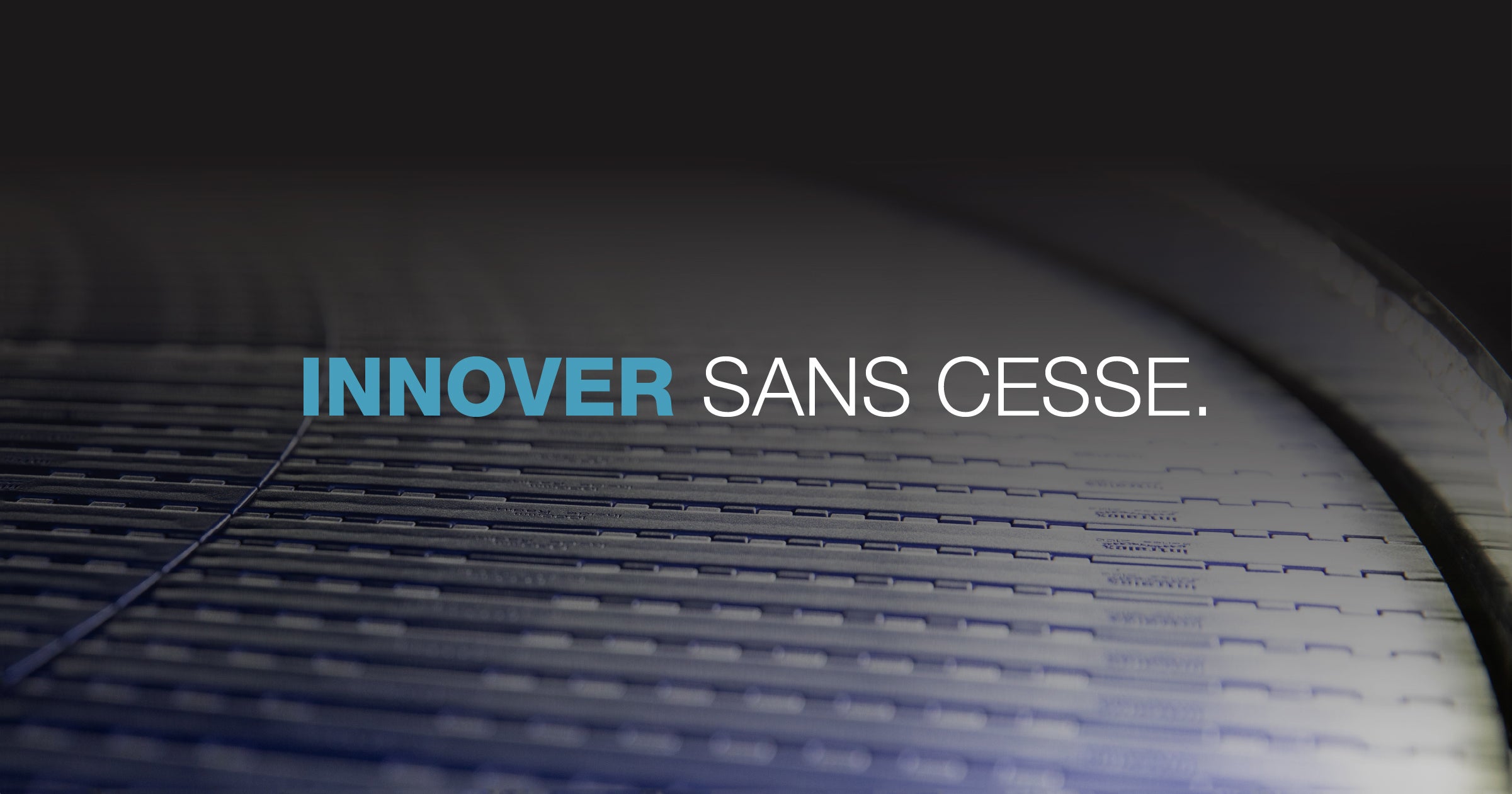 Texte sur le tapis Radius bleu : « Innover Sans Cesse. »