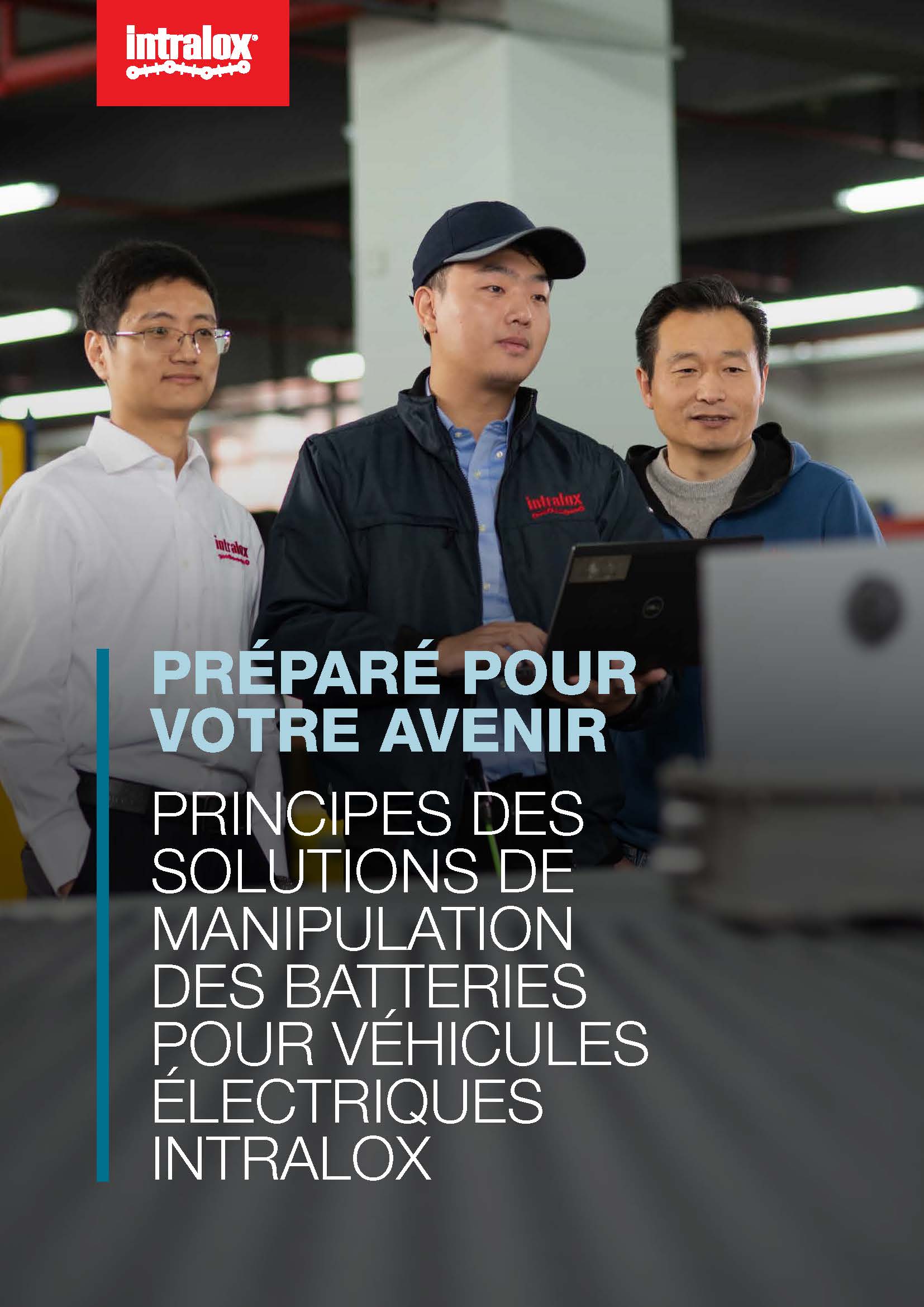 Couverture d'e-book avec trois hommes observant une batterie pour véhicules électriques sur un convoyeur. Texte : préparé pour l'avenir : principes des solutions de manipulation des batteries pour véhicules électriques Intralox