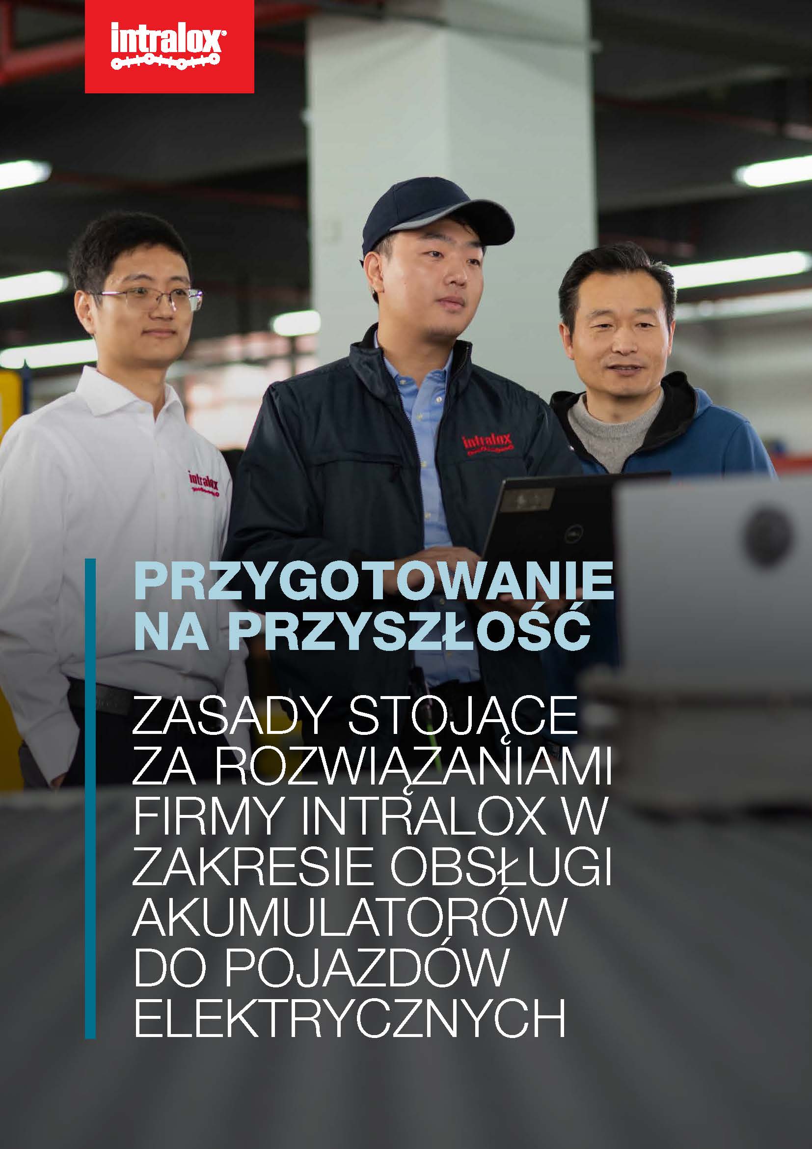 Okładka e-book z trzema mężczyznami, którzy patrzą na akumulator do pojazdu elektrycznego na przenośniku, tekst: Przygotowani na przyszłość: Zasady stojące za rozwiązaniami do obsługi akumulatorów do pojazdów elektrycznych firmy Intralox
