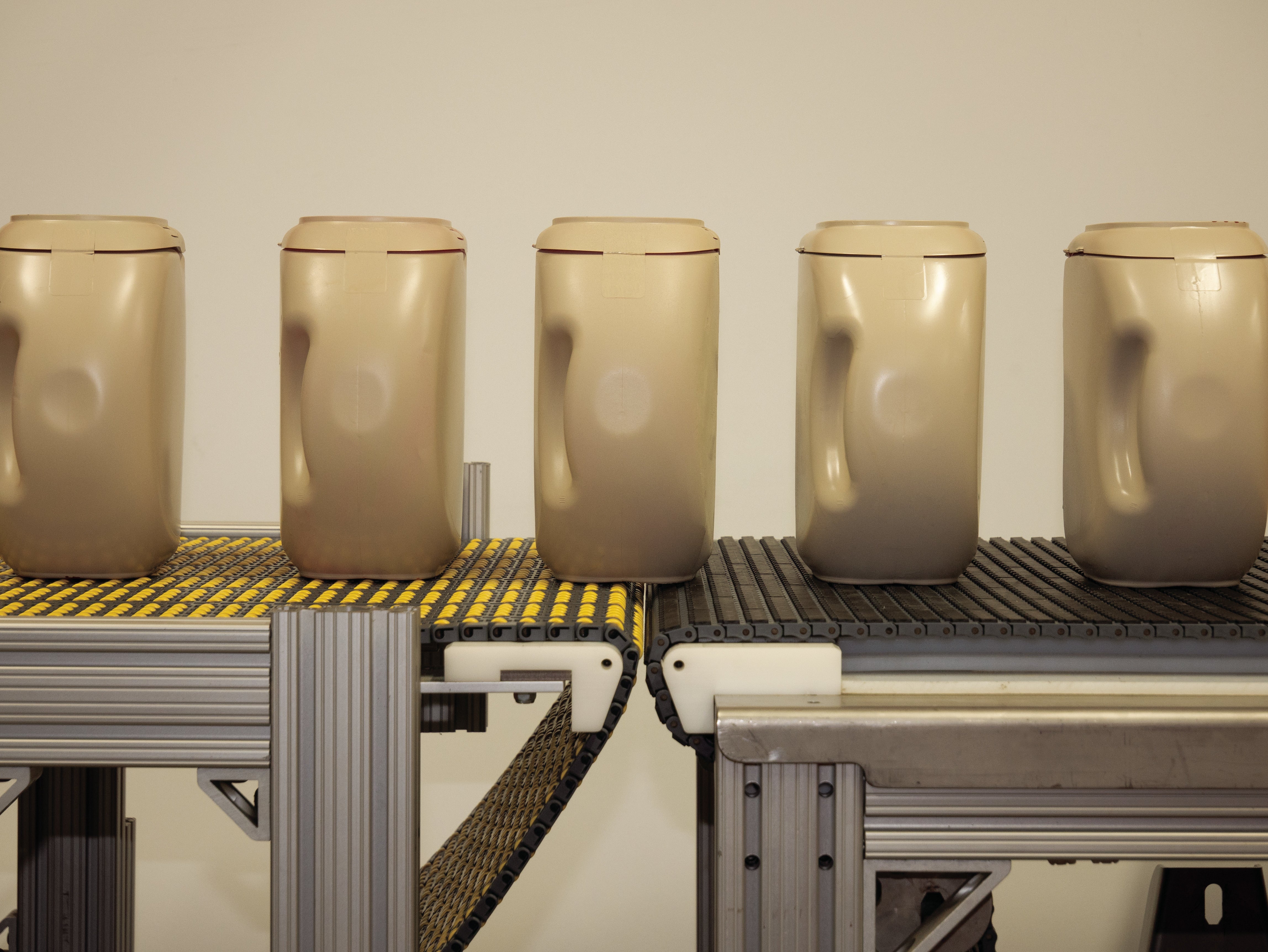 在输送机之间过渡的洗涤剂瓶