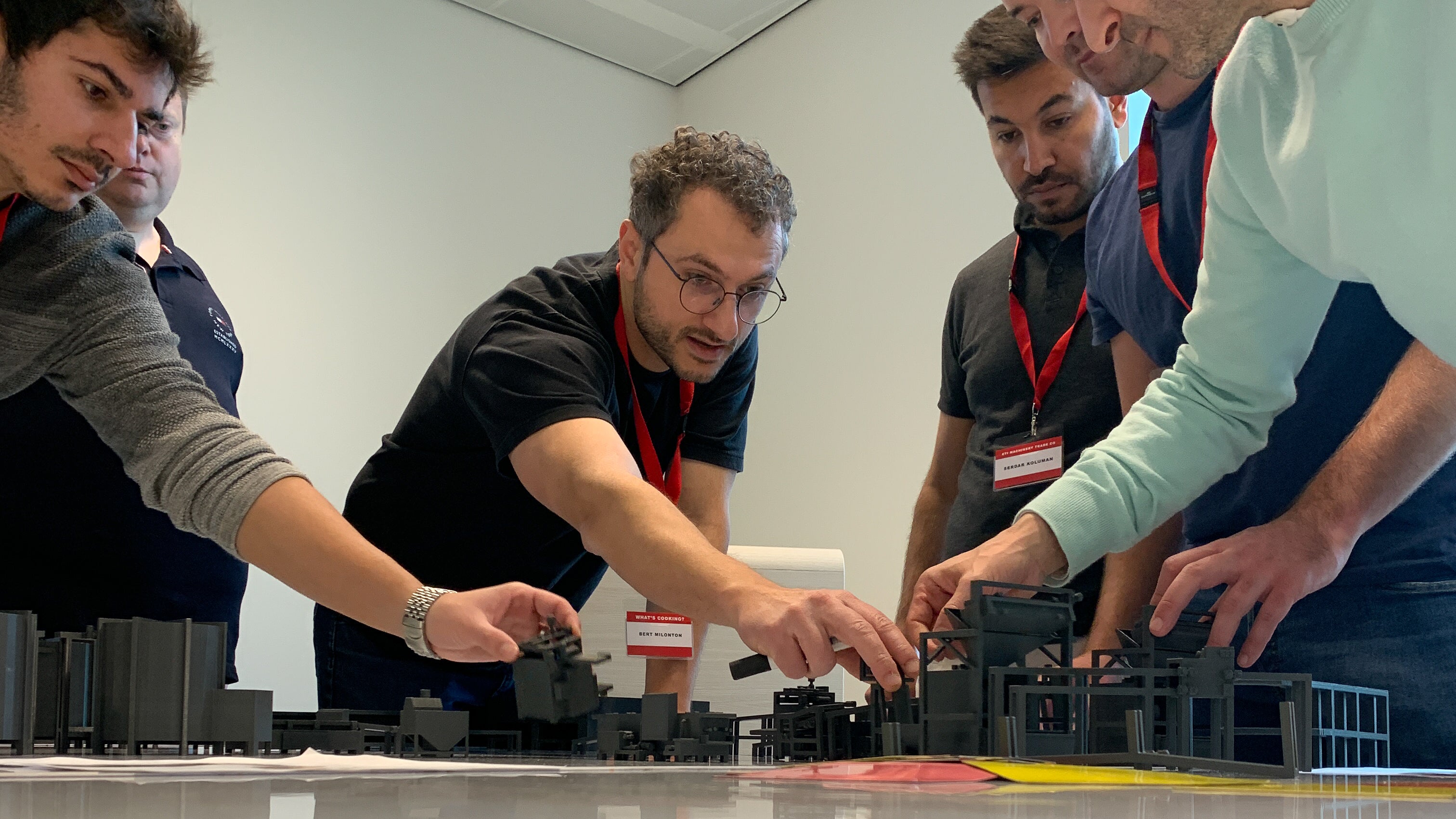 6名がCFS衛生設計養成コースに参加し、食品加工工場の設備を再現したミニチュアを並べるアクティビティを行っている