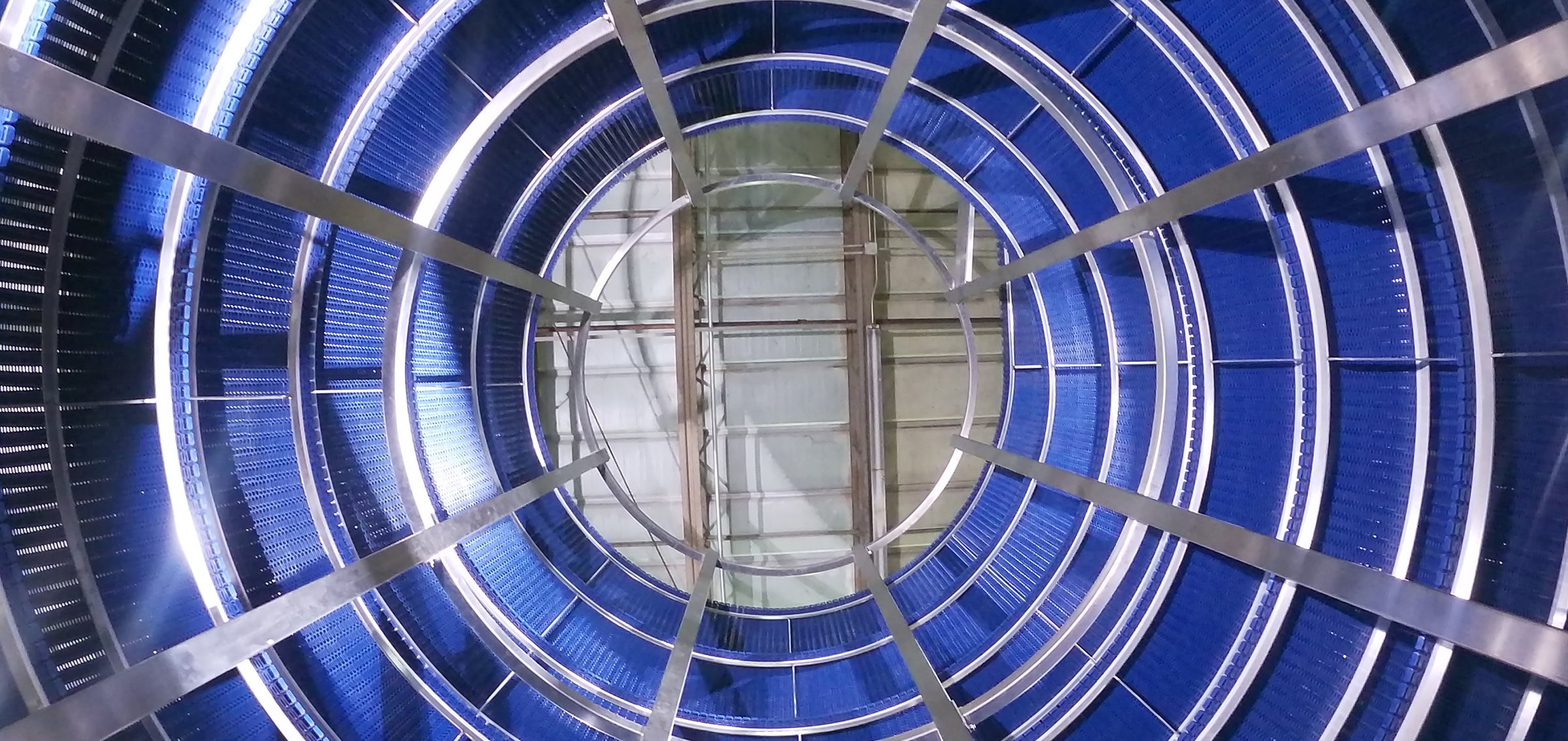 内側から見たスパイラルコンベアベルト 