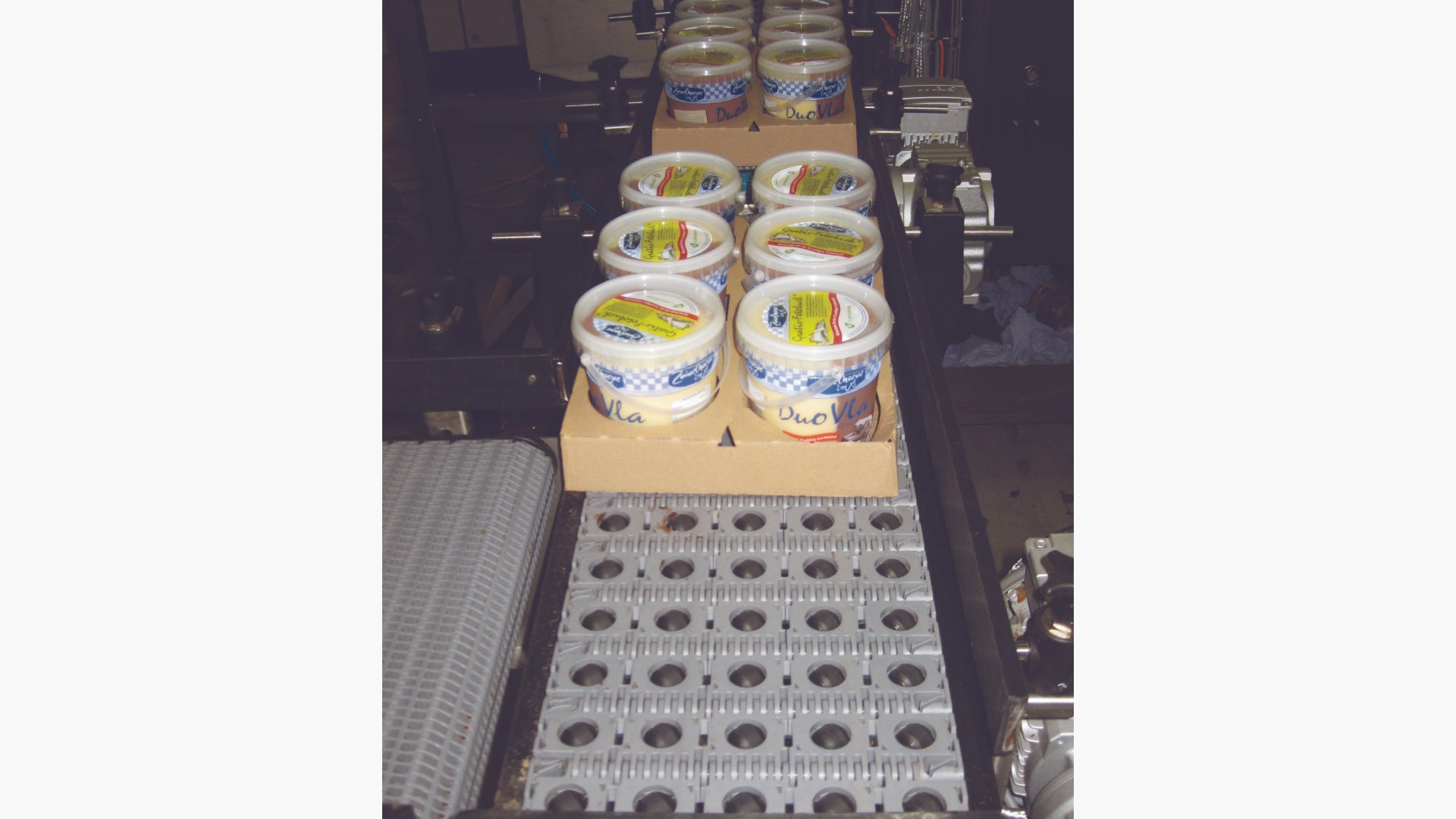 Behälter mit Joghurt auf Activated Roller Belt-Förderer