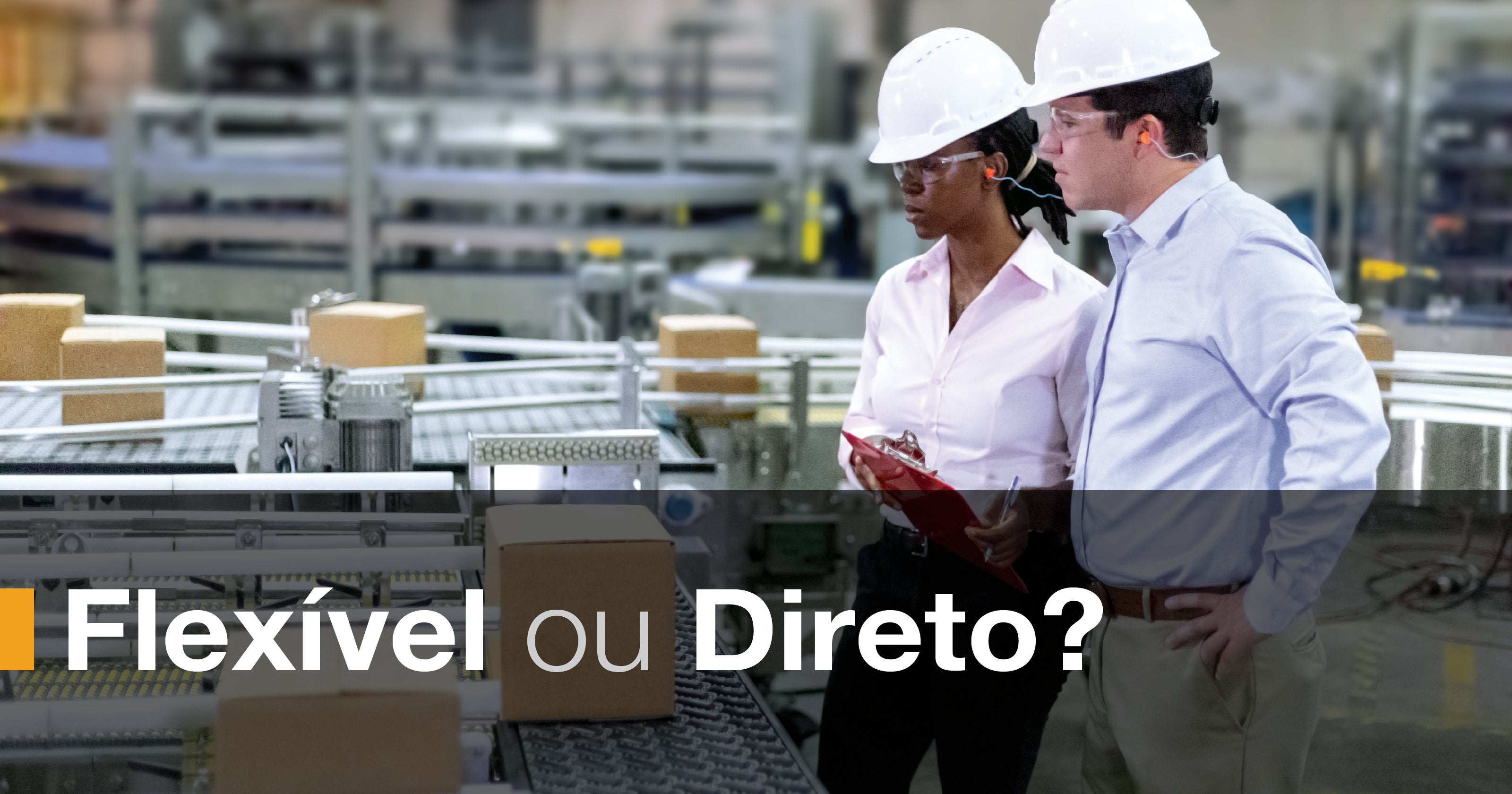 Dois especialistas da Intralox analisam uma linha de embalagem em um chão de fábrica