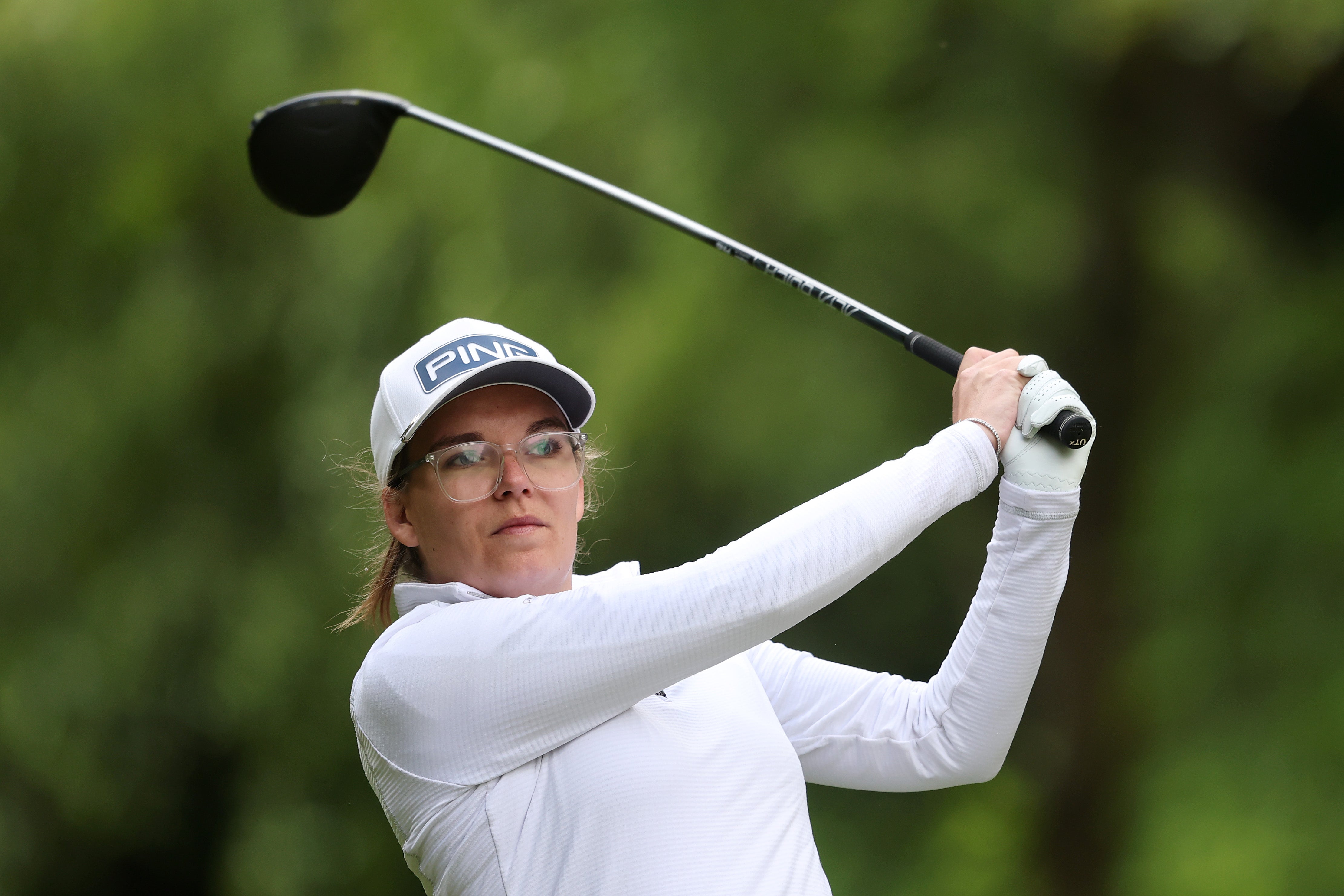 Daphne van Houten swinging the club