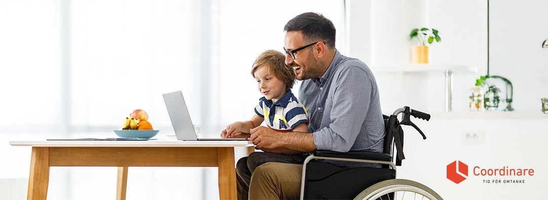 Två personer som använder ett verksamhetssytem för assistans