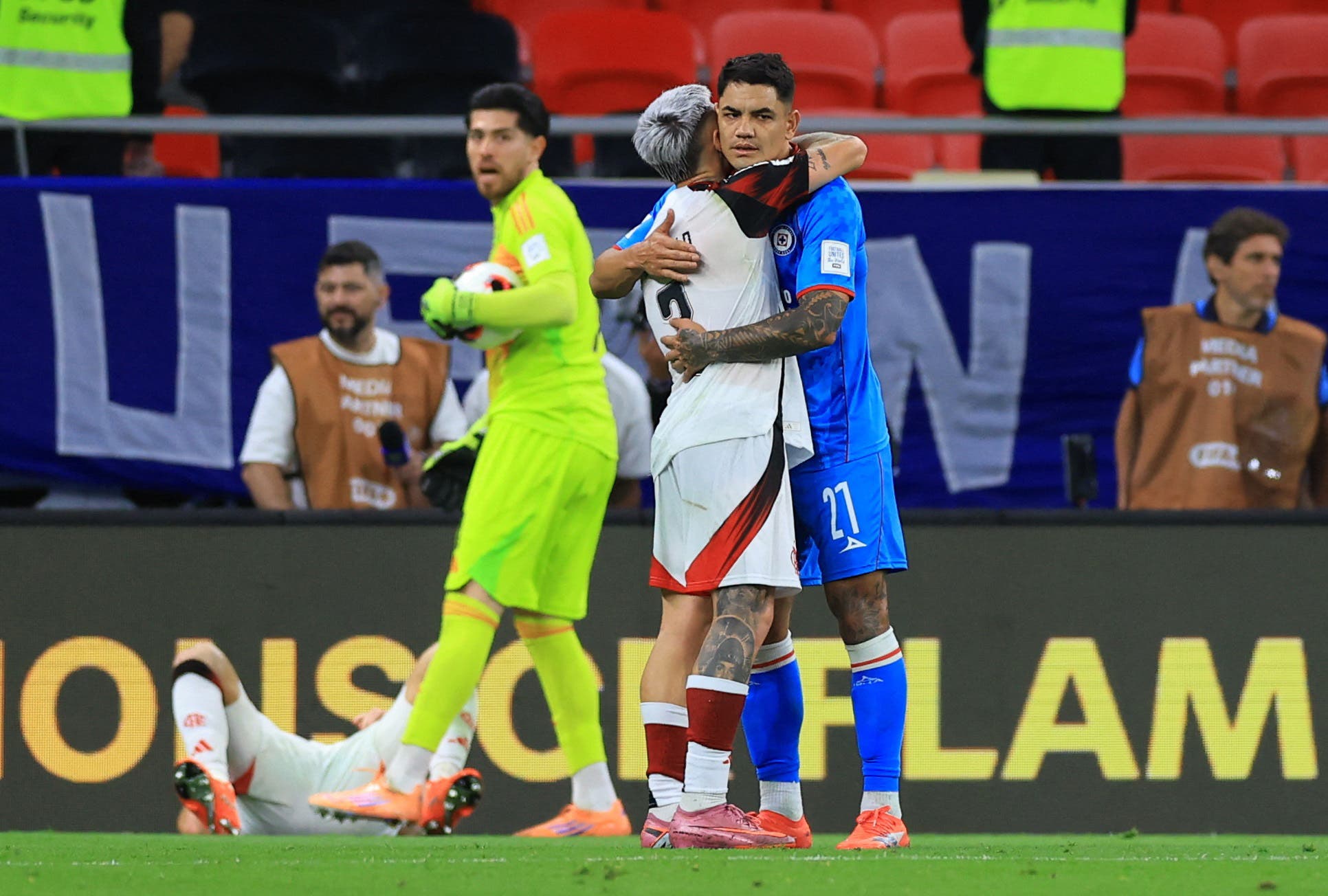 Soccer Football - FIFA Intercontinental Cup - Derby of the Americas - Cruz Azul v Flamengo - Ahmad Bin Ali Stadium, Al-Rayyan, Qatar - December 10, 2025 Cruz Azul's Gabriel Fernandez with Flamengo's Gullermo Varela after the match REUTERS/Thaier Al-Sudani
