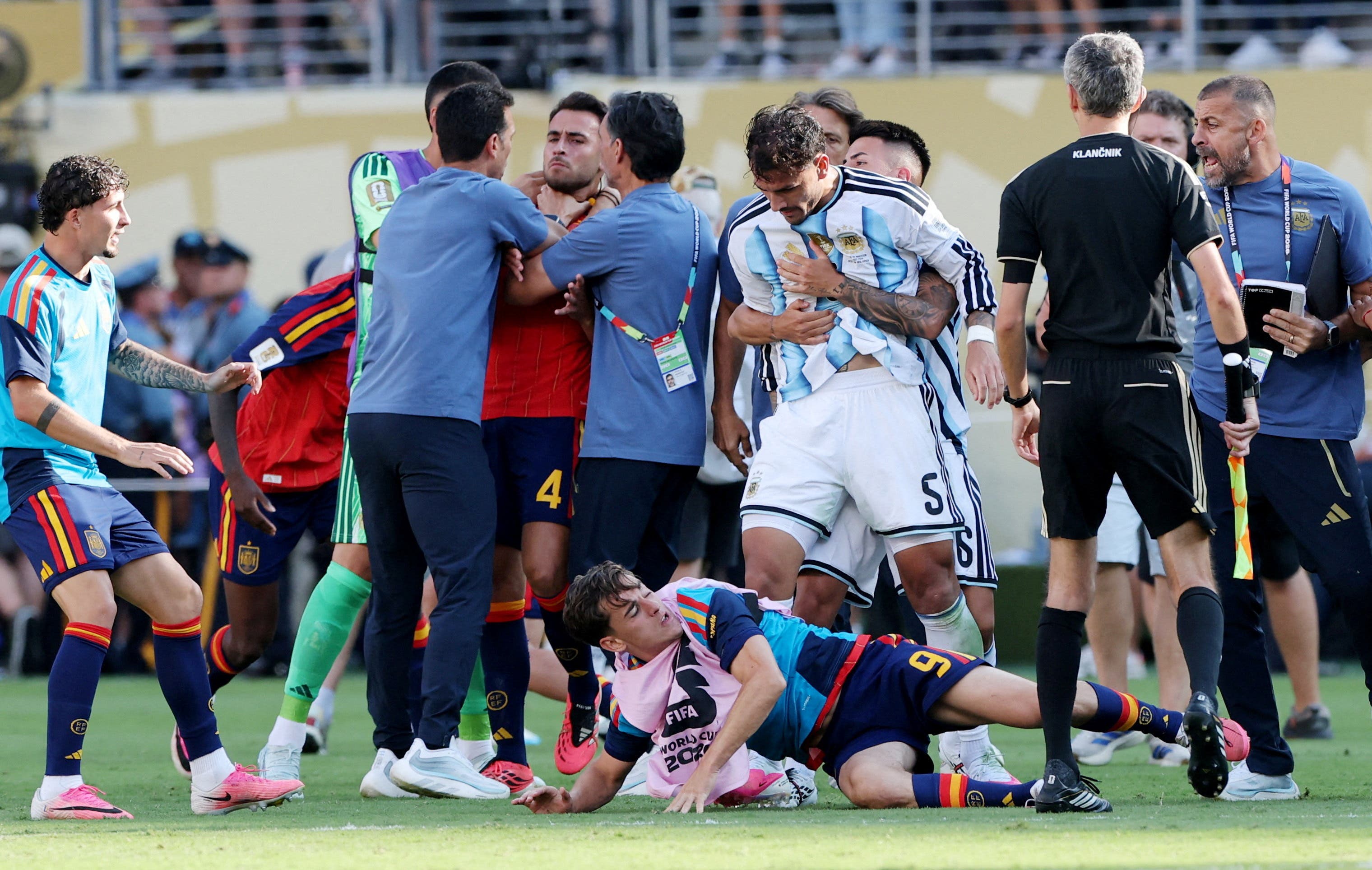 Soccer Football - FIFA World Cup 2026 - Final - Spain v Argentina - New York/New Jersey Stadium, East Rutherford, New Jersey, U.S. - July 19, 2026 Argentina's Leandro Paredes clashes with Spain's Gavi as Argentina coach Lionel Scaloni and coaching staff clash with Spain's Eric Garcia after the match REUTERS/Amanda Perobelli TPX IMAGES OF THE DAY

