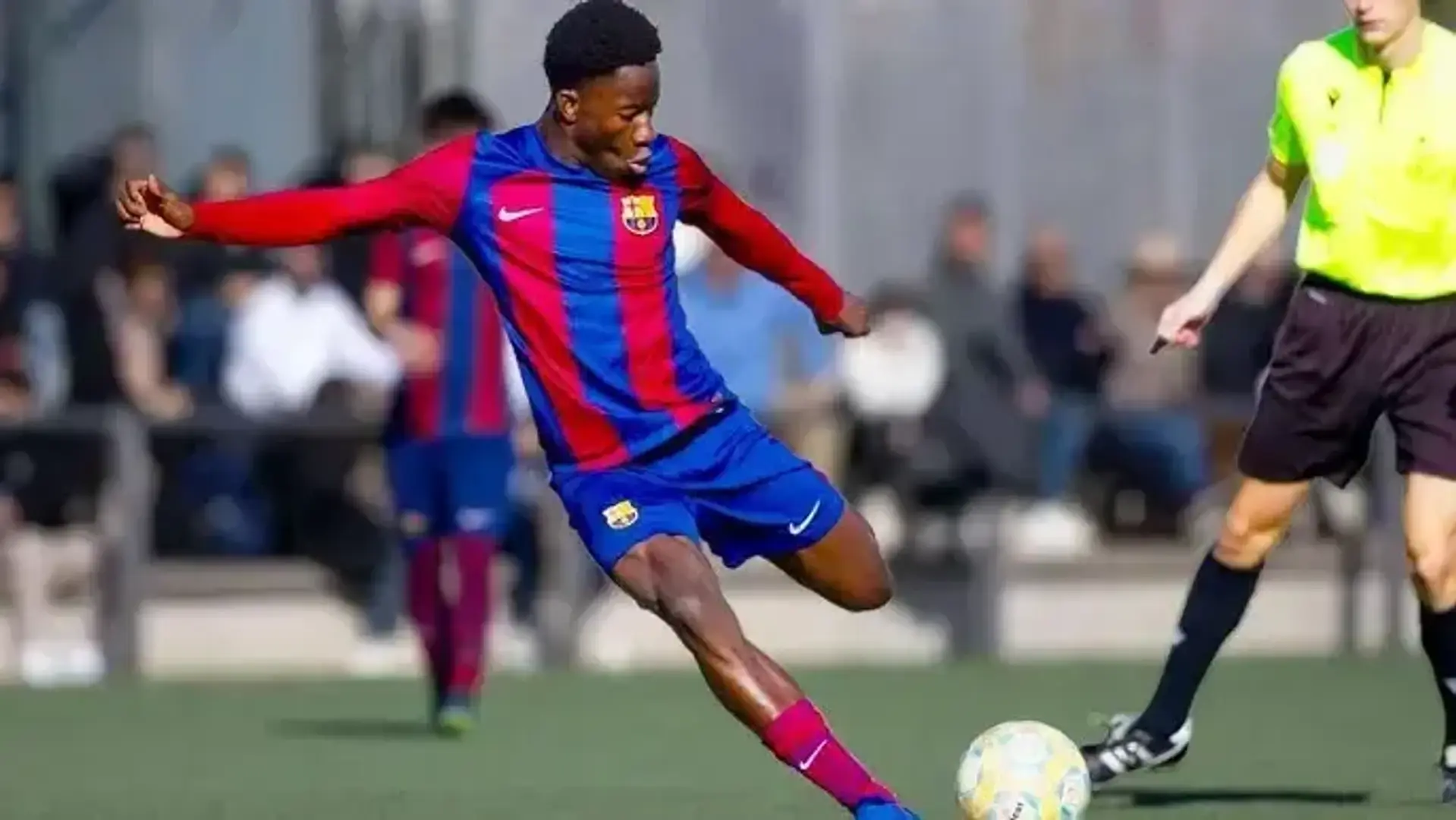 Ebrima Tunkara disputa un partido con las fuerzas básicas del FC Barcelona.