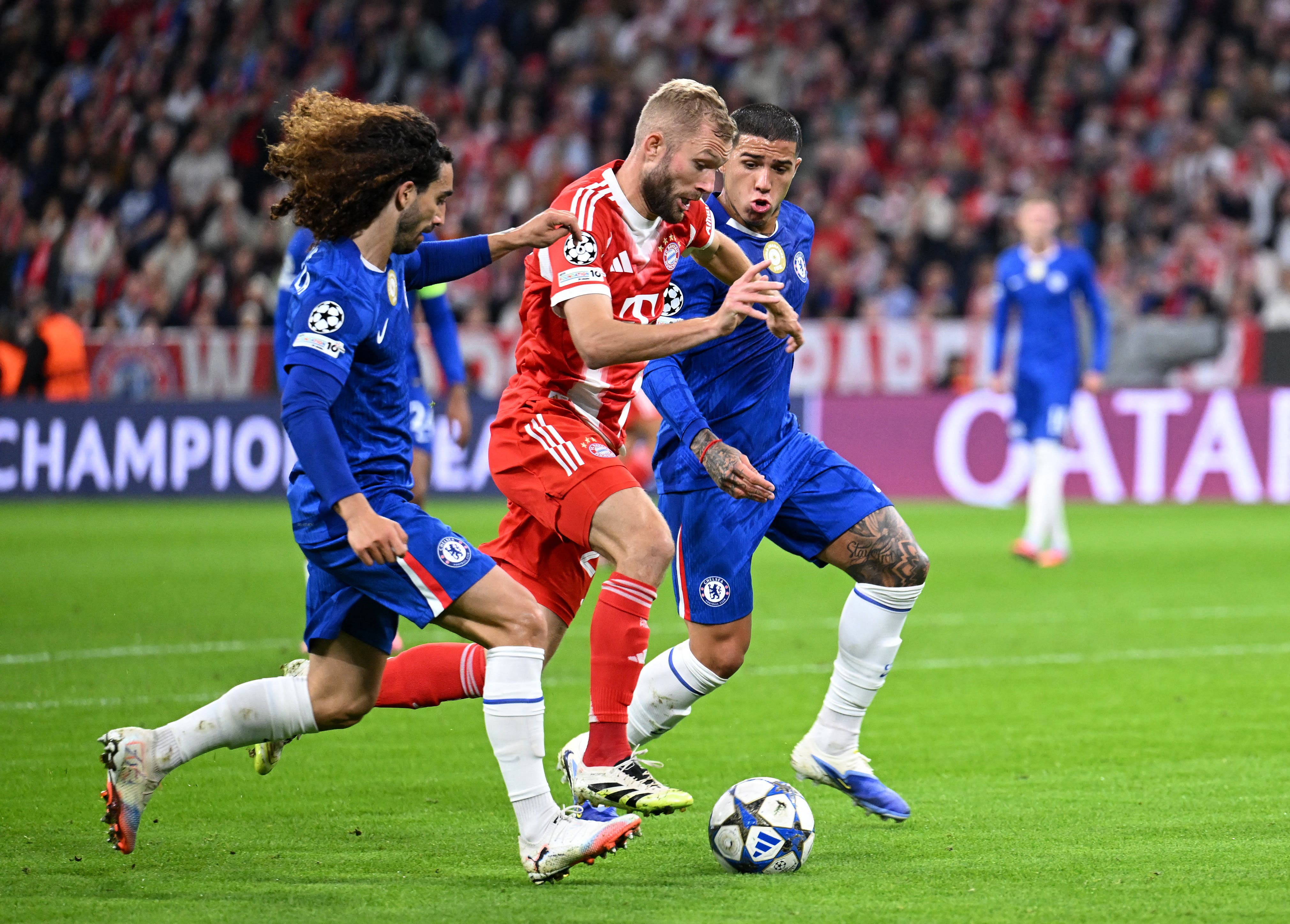 Soccer Football - UEFA Champions League - Bayern Munich v Chelsea - Allianz Arena, Munich, Germany - September 17, 2025 Chelsea's Marc Cucurella and Chelsea's Enzo Fernandez in action with Bayern Munich's Konrad Laimer REUTERS/Angelika Warmuth
