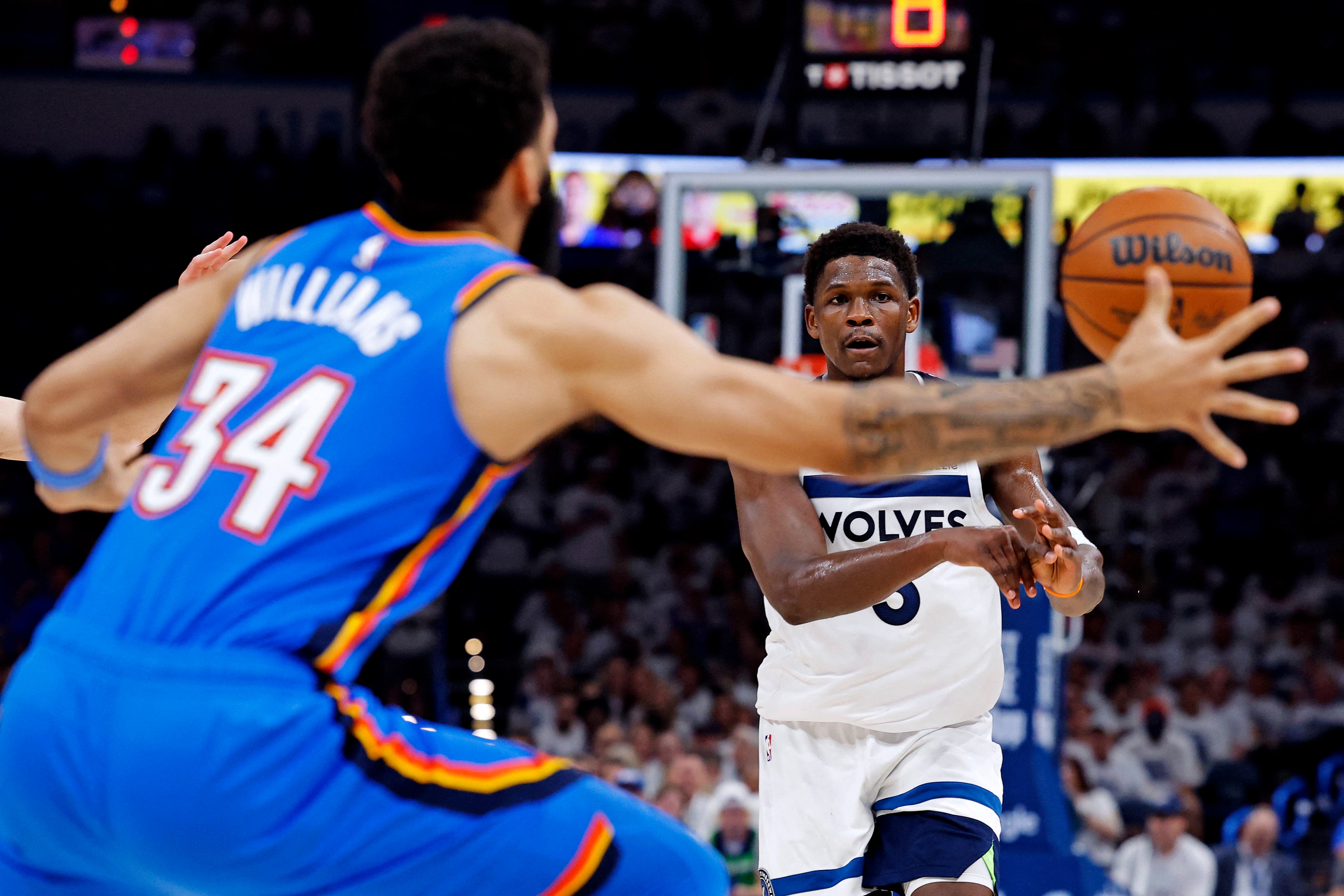 Anthony Edwards de los Minnesota Timberwolves ante los Oklahoma City Thunder en Juego 5.