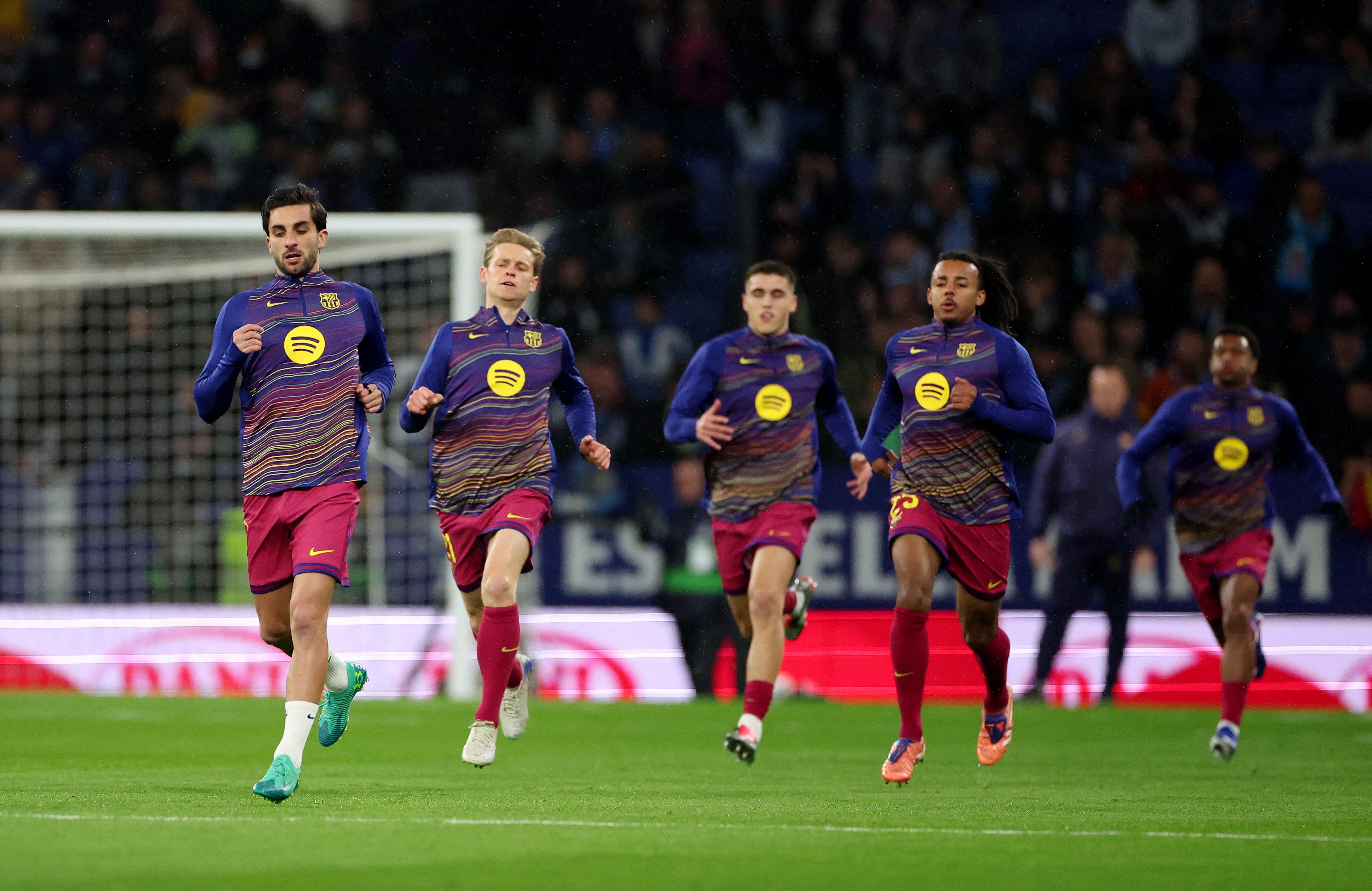 Soccer Football - LaLiga - Espanyol v FC Barcelona - RCDE Stadium, Cornella de Llobregat, Spain - January 3, 2026 FC Barcelona's Ferran Torres, Frenkie de Jong, Pau Cubarsi and Jules Kounde during the warm up before the match REUTERS/Bruna Casas

