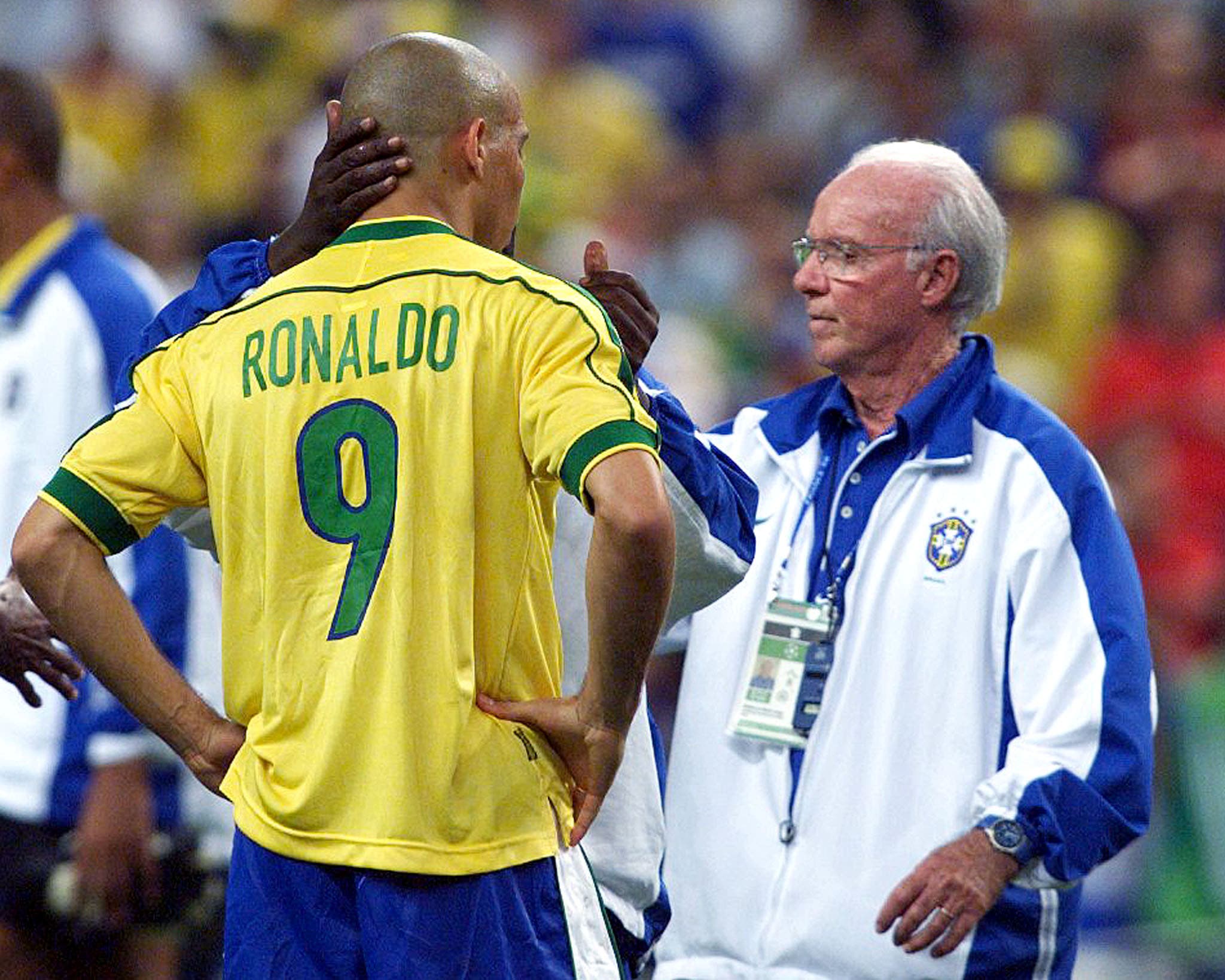 FILE PHOTO 12JUL98 - Brazilian coach Mario Zagallo (R) walks past Ronaldo after their loss to France in the final of the 1998 World Cup at the Stade de France in Paris July 12. The Brazilian Football Federation (CBF) sacked Zagallo July 28 saying that it was time to build a new Brazilian team for the 2002 World Cup. KM/