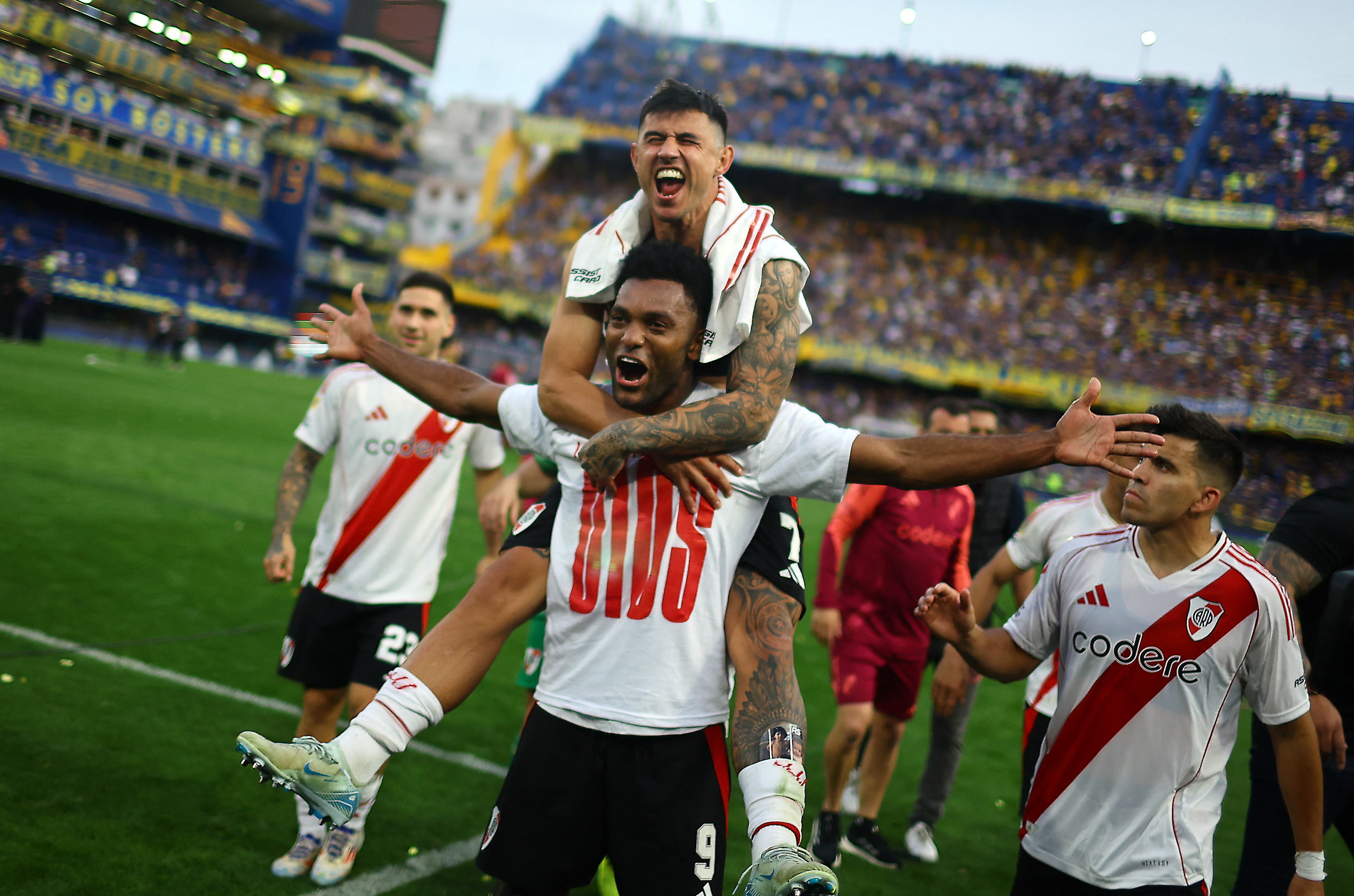 Soccer Football - Argentina Primera Division - Boca Juniors v River Plate - Estadio La Bombonera, Buenos Aires, Argentina - September 21, 2024 River Plate's Miguel Borja and Adam Bareiro celebrate after the match REUTERS/Agustin Marcarian