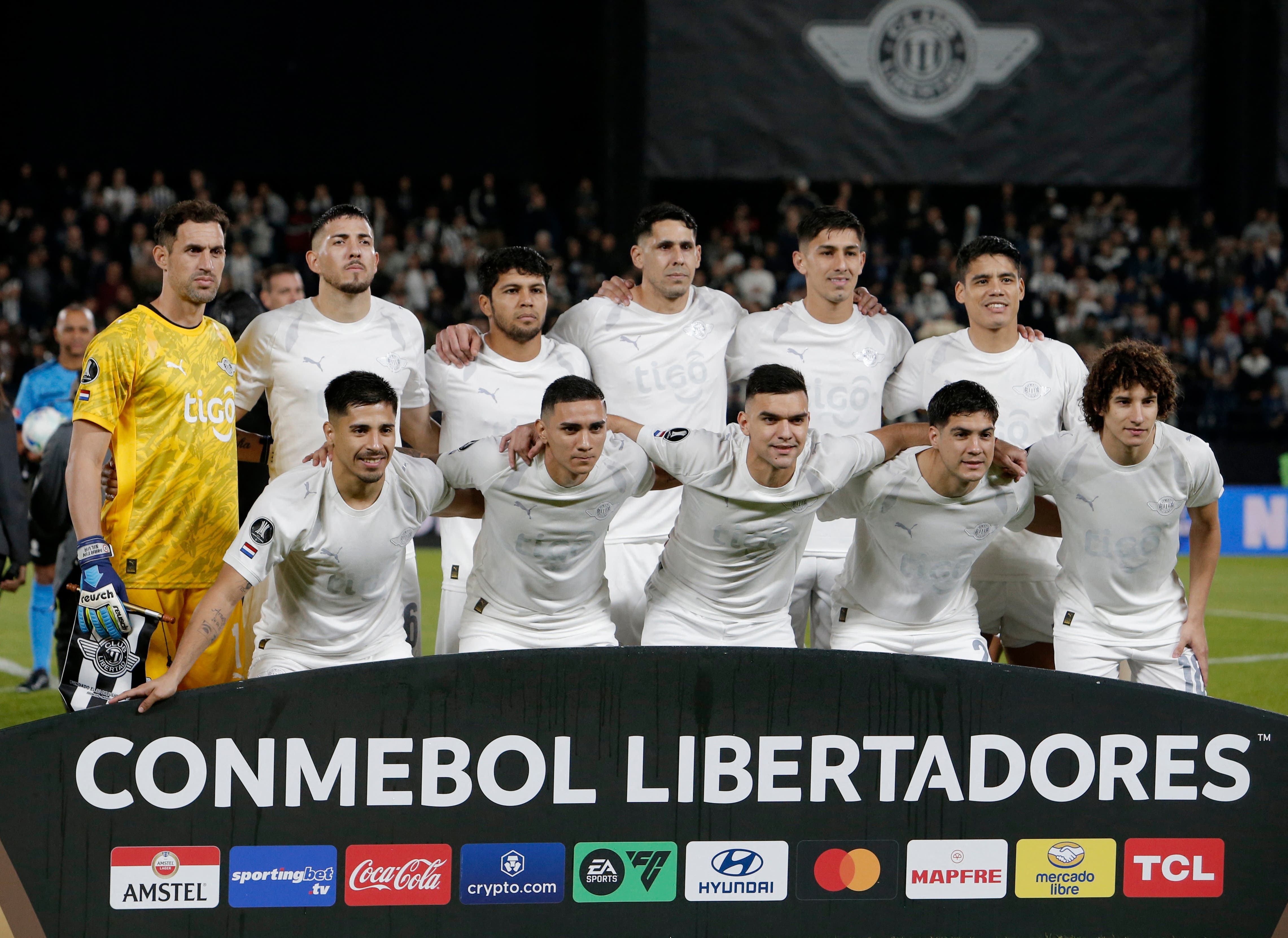 Soccer Football - Copa Libertadores - Round of 16 - First Leg - Libertad v River Plate - Estadio Nicolas Leoz, Asuncion, Paraguay - August 14, 2025 Libertad players pose for a team group photo before the match REUTERS/Cesar Olmedo