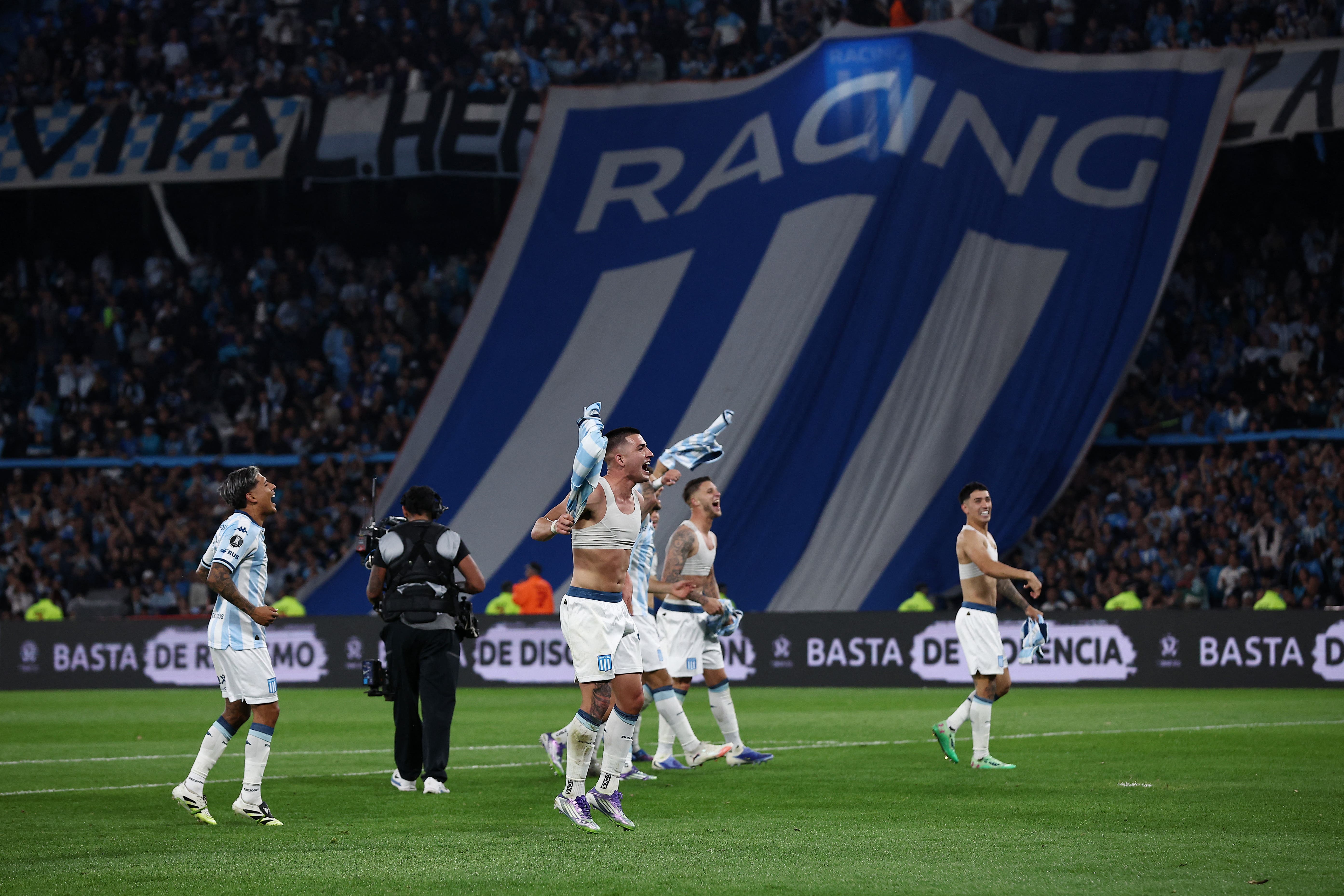 Soccer Football - Copa Libertadores - Quarter Final - Second Leg - Racing Club v Velez Sarsfield - Estadio Monumental Presidente Peron, Avellaneda, Argentina - September 23, 2025 Racing Club players celebrate after the match REUTERS/Agustin Marcarian