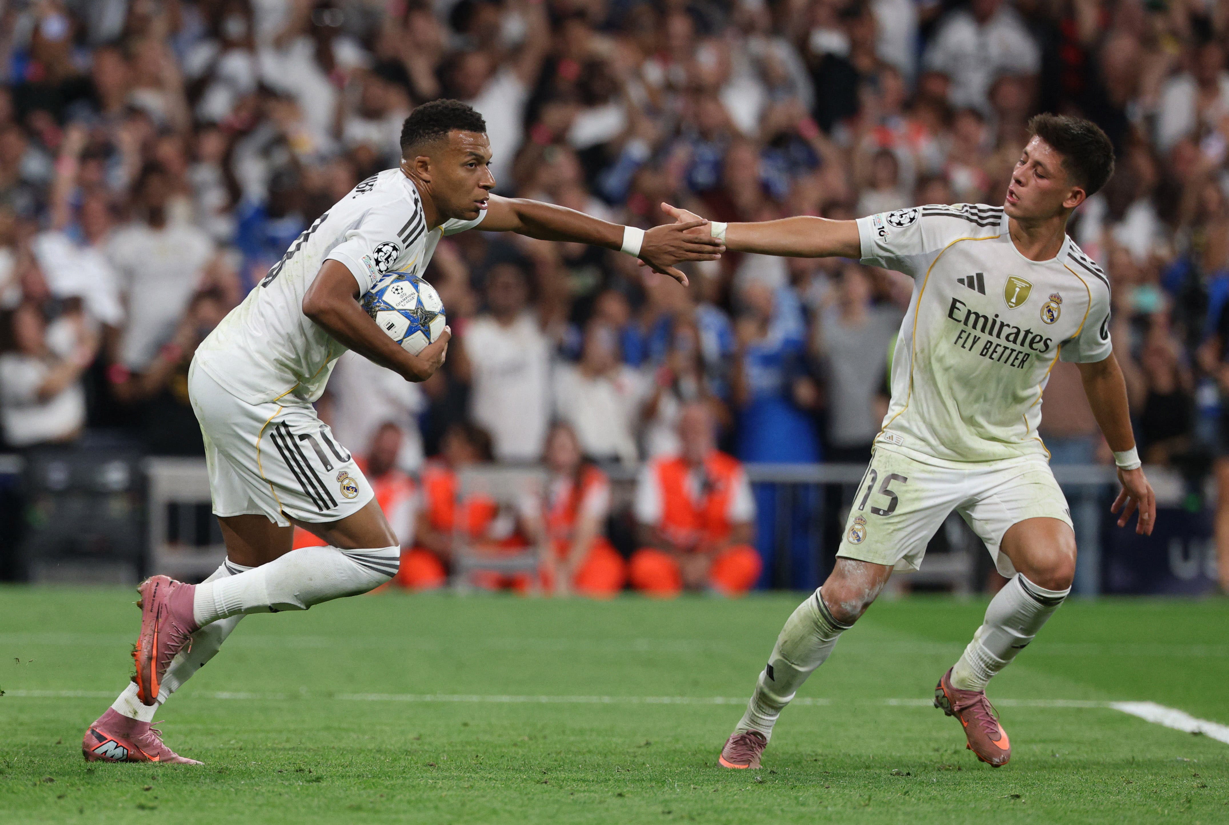 Kylian Mbappé y Arda Güler durante un partido de la UEFA Champions League con el Real Madrid. 