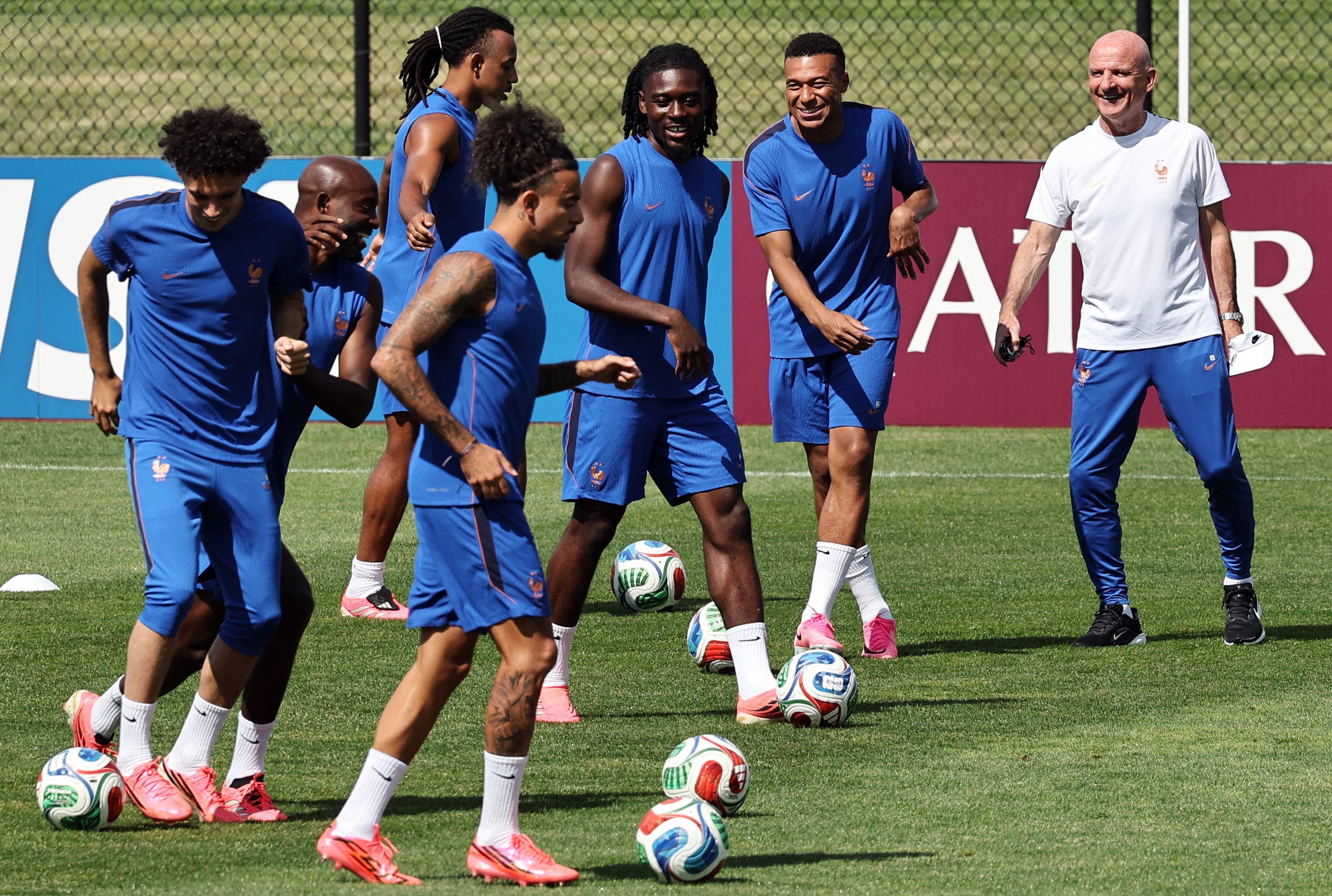 Soccer Football - FIFA World Cup 2026 - France Training - Bentley University, Boston, Massachusetts, U.S. - June 25, 2026 Interim France coach Guy Stephan and Kylian Mbappe during training IMAGN IMAGES via Reuters/Winslow Townson

